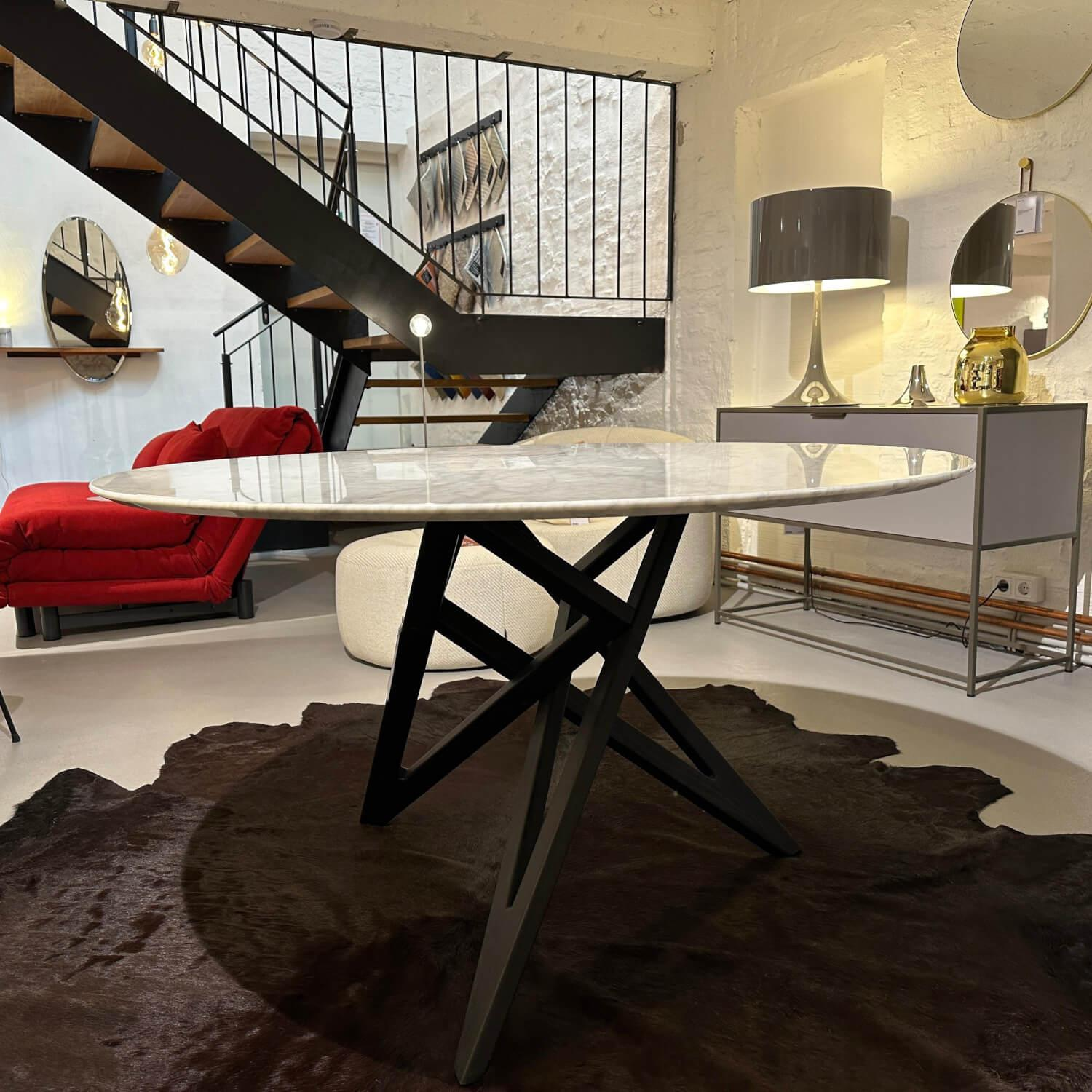 Ligne Roset - Esstisch Ennéa Rund Platte Marmor Weiß Gestell Eiche Schwarz Gebeizt - 4