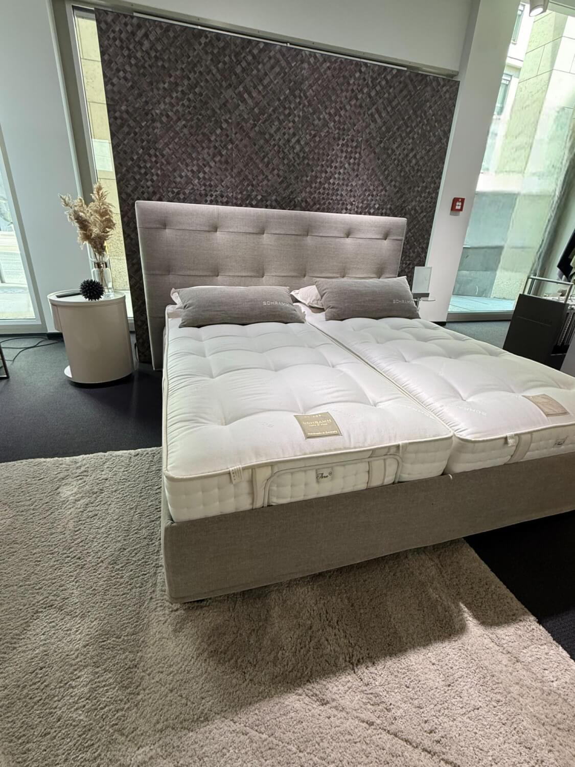 Schramm - Boxspringbett Gala 28 Stoff Clara 820 Stone Grau Kopfteil Quadro K314 120 Füße Holz 71L Eiche Wengefarben Gebeizt - 1