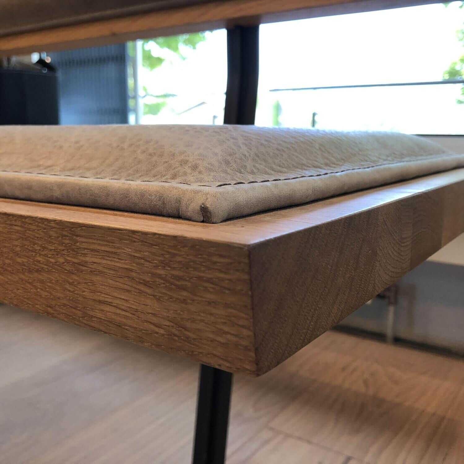 riva1920-bank-leder-taupe-holz-eiche-natur-kufengestell-irondust-64239fc61fd9 Riva1920 - Bank Leder Taupe Holz Eiche Natur Kufengestell Irondust - 4