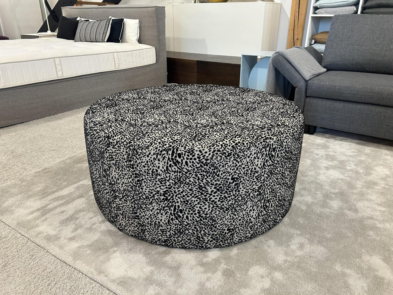 Eigene Herstellung - Pouf Hocker Stoff Leo Grau Schwarz - 6