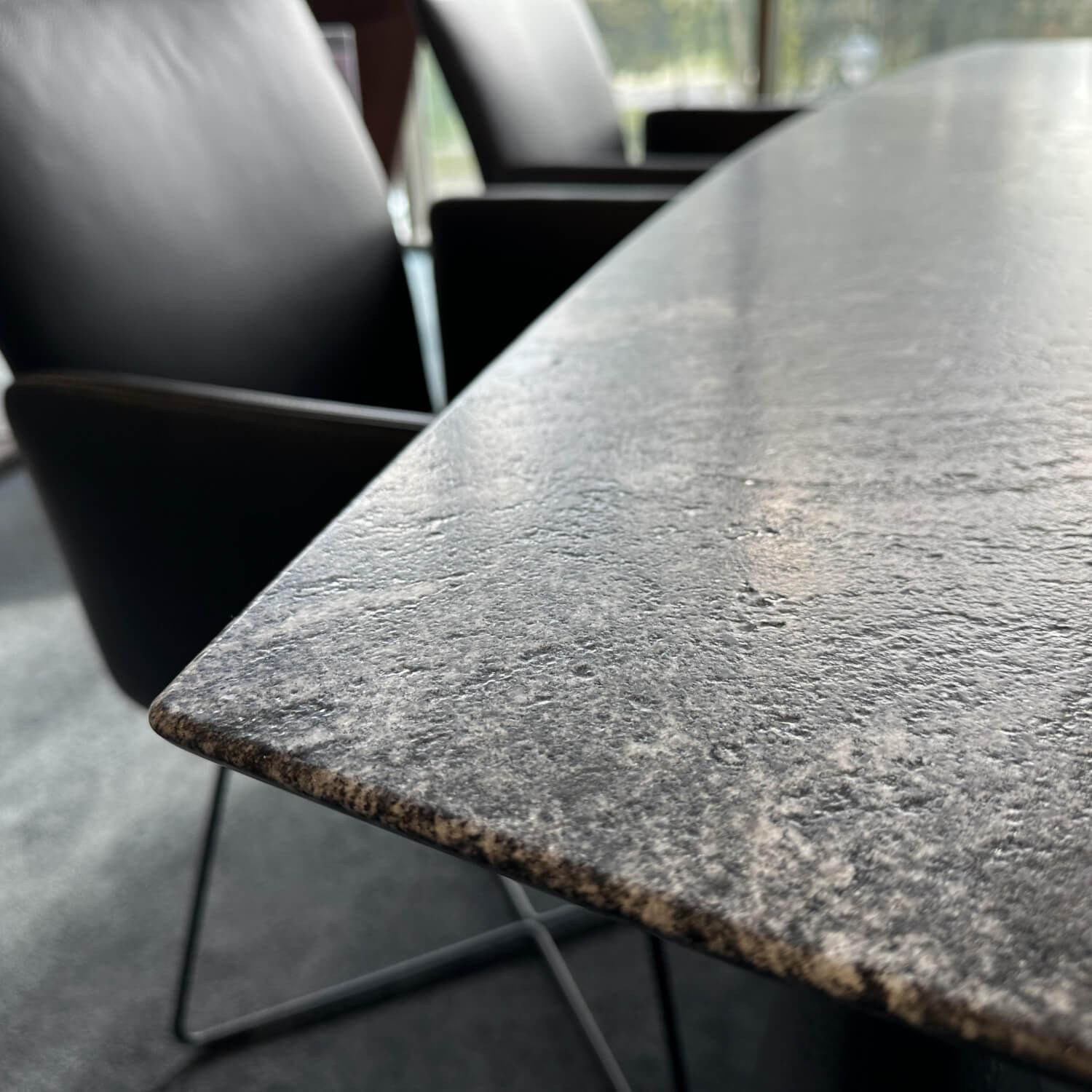 Draenert - Esstisch Adler ll Platte Gneis Silver Paradiso Grau Geledert Sockel Oval Schwarz Beschichtet Ohne Rollen - 4