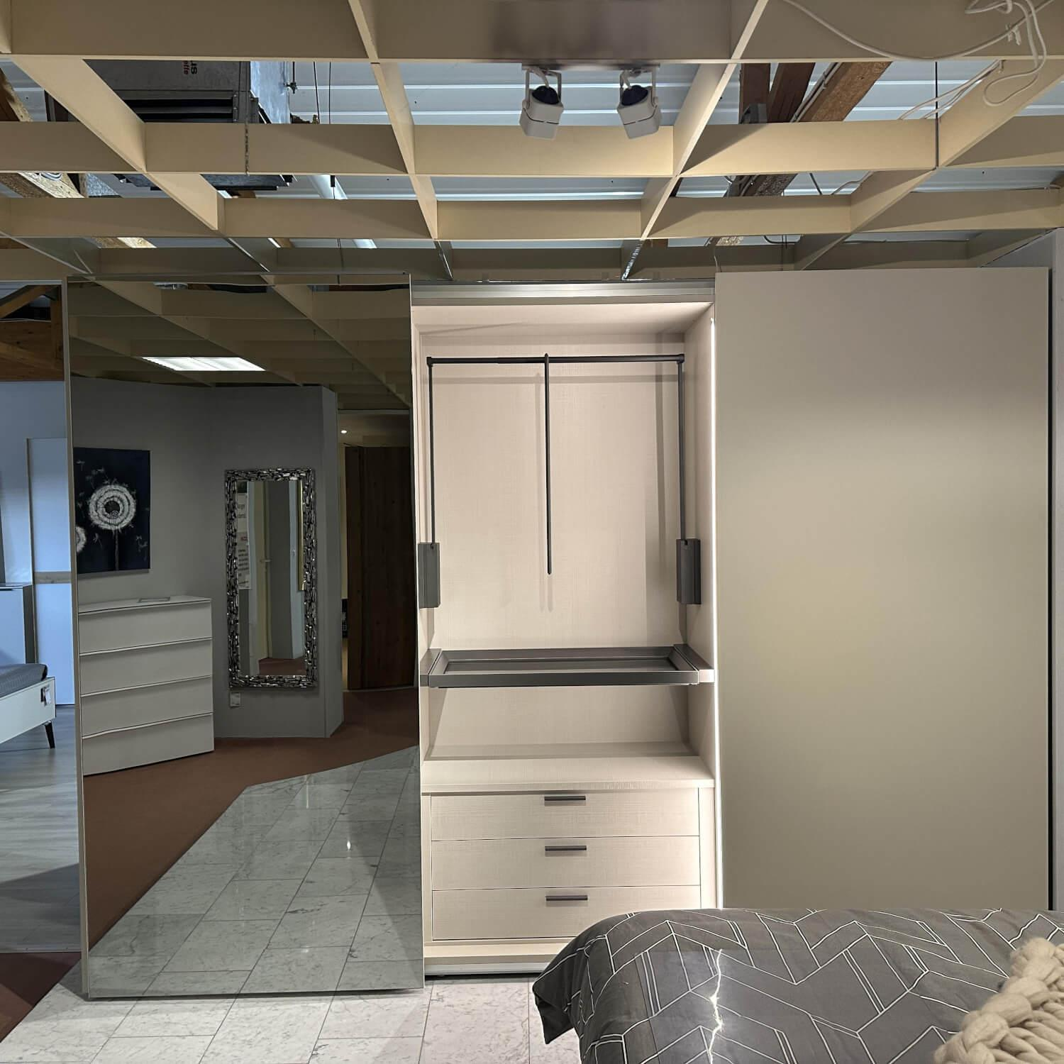 Tomasella - Schiebetürenschrank Contur Loretto Türen Lack Gola Smart OC 162 Platino Weiß Beige Glas Spiegel Innen Stoffoptik Tramato Grau Beige - 8