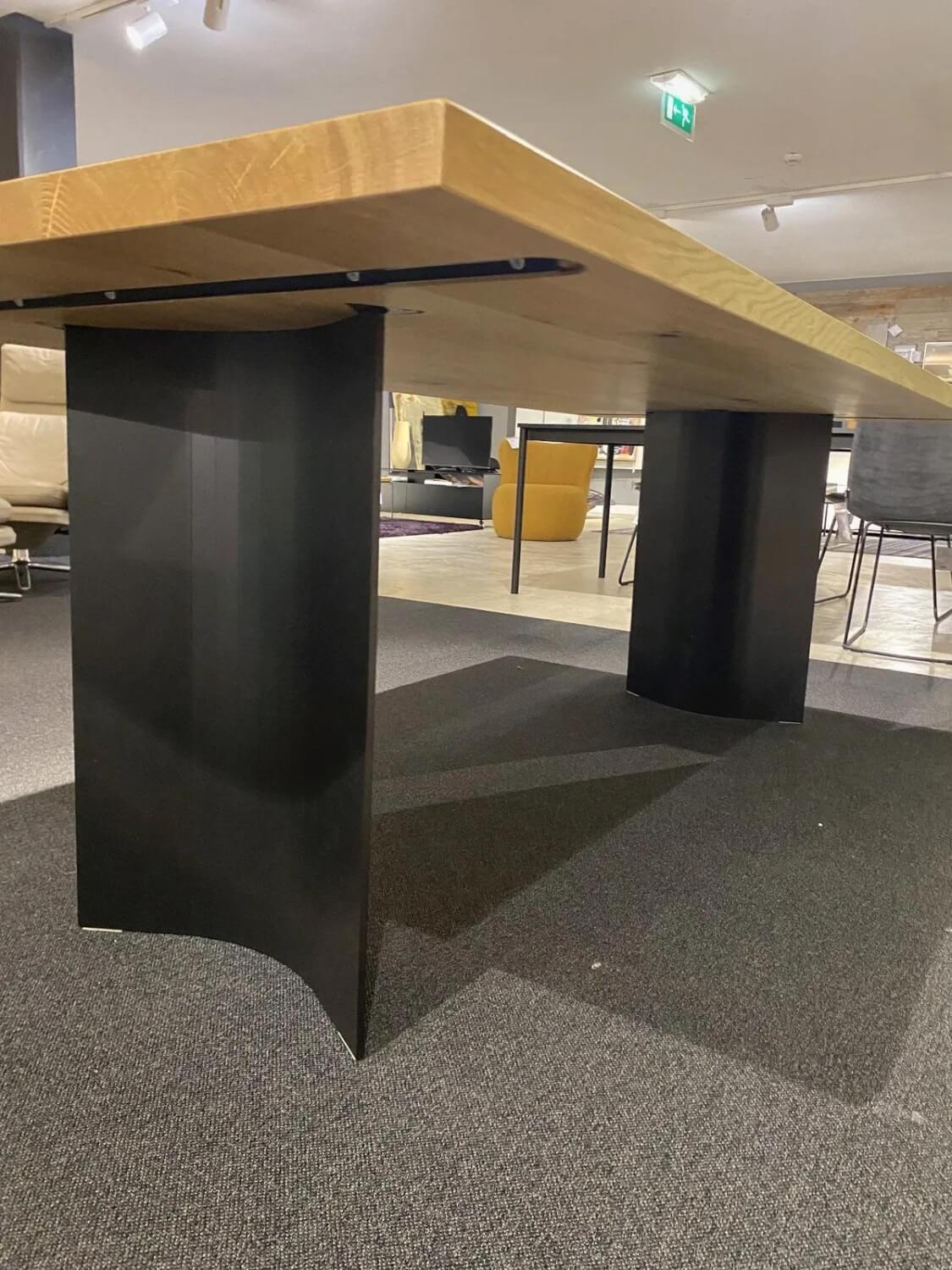 ASCO - Esstisch Tercio Platte Eiche Bianco Geölt Säulengestell Flachstahl Schwarz Pulverbeschichtet - 2