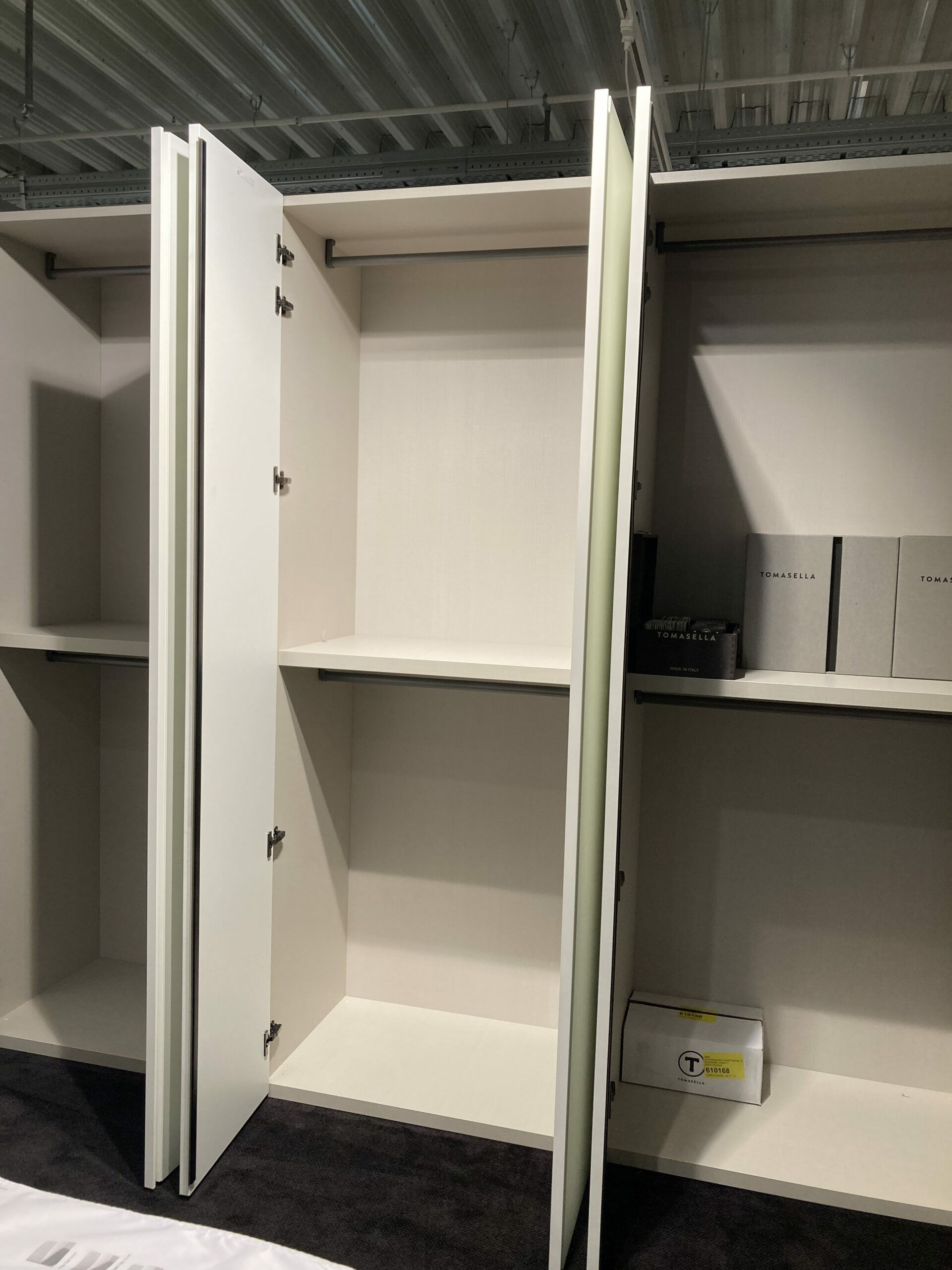 Contur - Drehtürenschrank Loretto Gola Smart Lack Bianco Gesso Weiß Innen Stoffoptik Tramato - 4