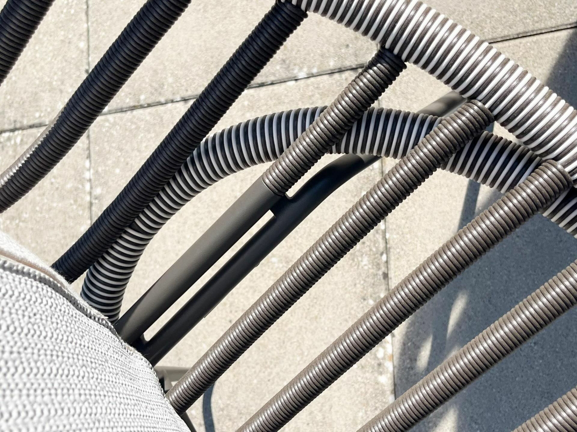 DEDON - Armlehnstuhl Kida CJD Geflecht Shade Touch Grau Weiß Kissen Stoff Caleo Breeze Grau Gestell Aluminium Black Pepper Schwarz Pulverbeschichtet - 2