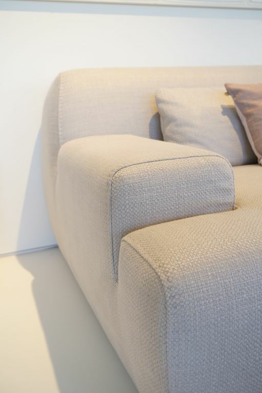 meridiani-sofa-norton-stoff-miami-01-cat-luxury-departures-5-warm-grau-mit-nierenkissen-mf-0007851-2