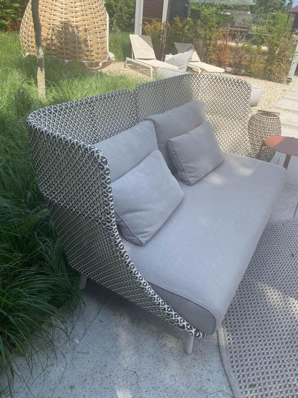 DEDON - Gartensofa Mbarq Geflecht Pepper Schwarz Weiß Gestell Lipari Weiß Inklusive Kissenset Warmgrey Grau - 6