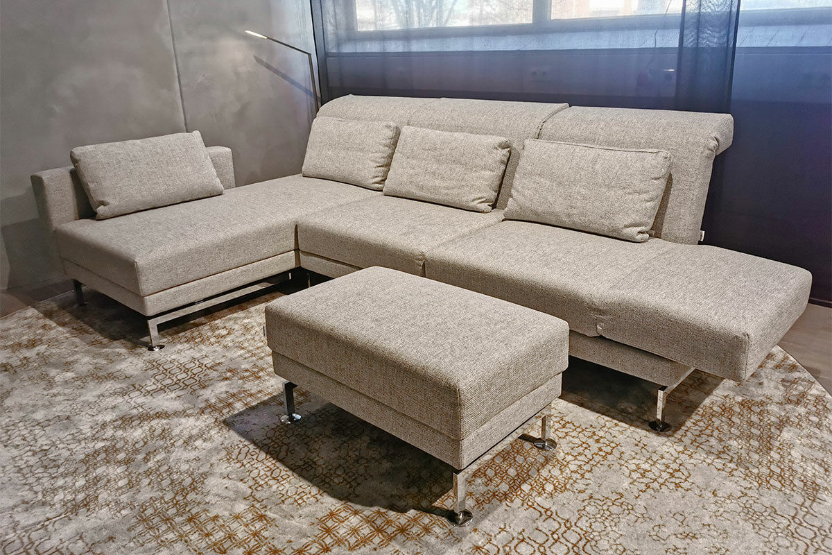 Brühl - Ecksofa Moule Medium Stoff 2480-45 Hellgrau Ablage Nussbaum Geölt mit Hocker - 2