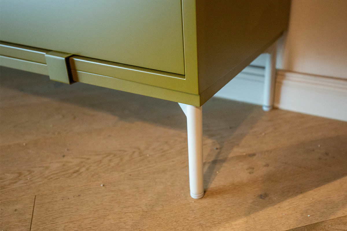 Muuto - Sideboard Stacked Olivgrün Gestell Stahl Pulverbeschichtet Weiß - 3