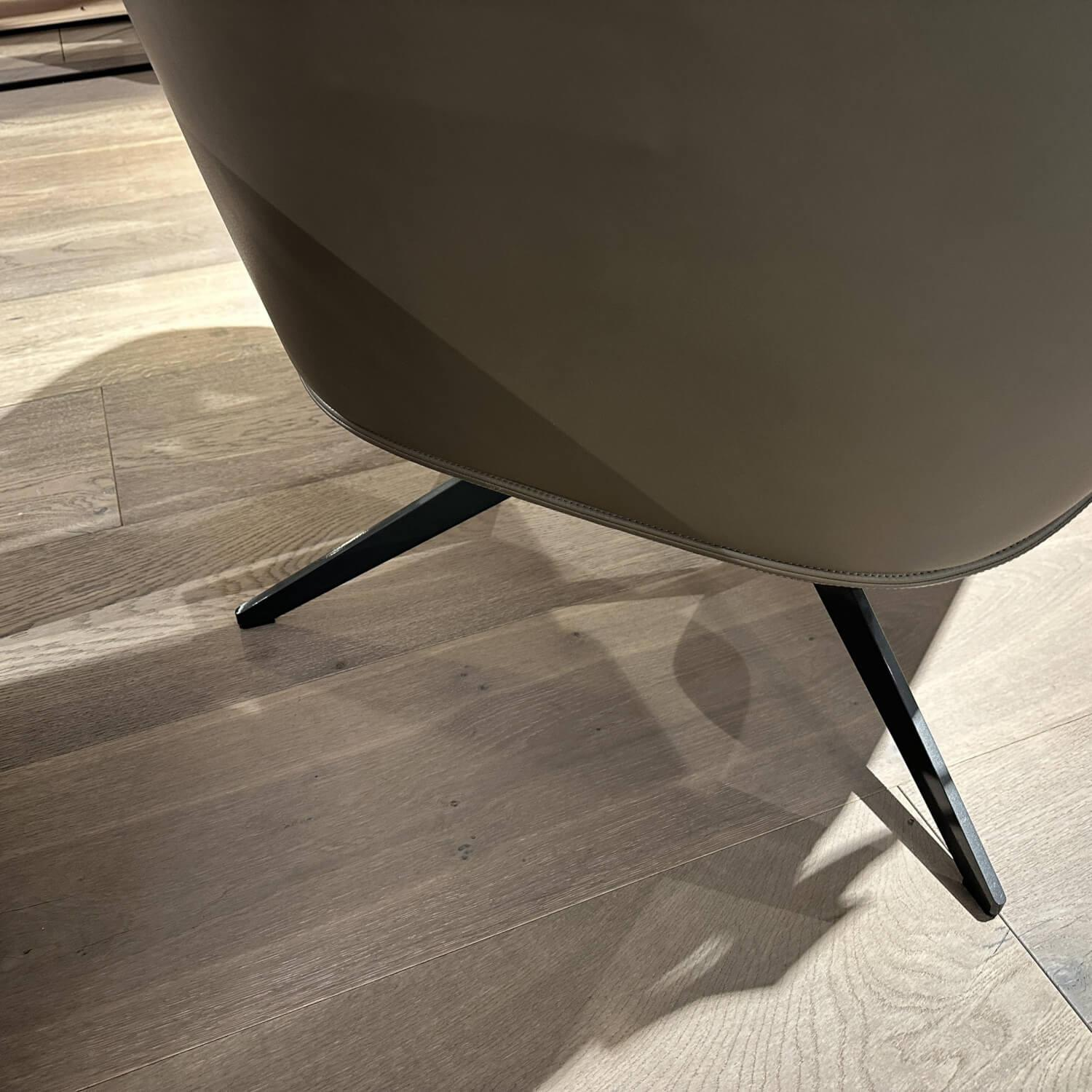 Molteni & C - Sessel Kensington Leder Unique UE130 Nussbaum Braun Drehgestell Metall Zinnfarbig Hochglänzend - 7