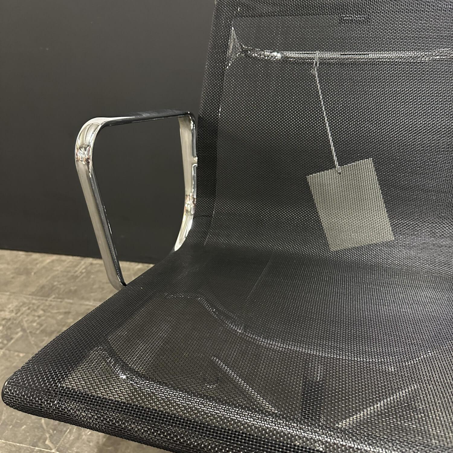 Stuhl Aluminium Chair EA108 Bezug Schwarz Gestell Aluminum Verchromt