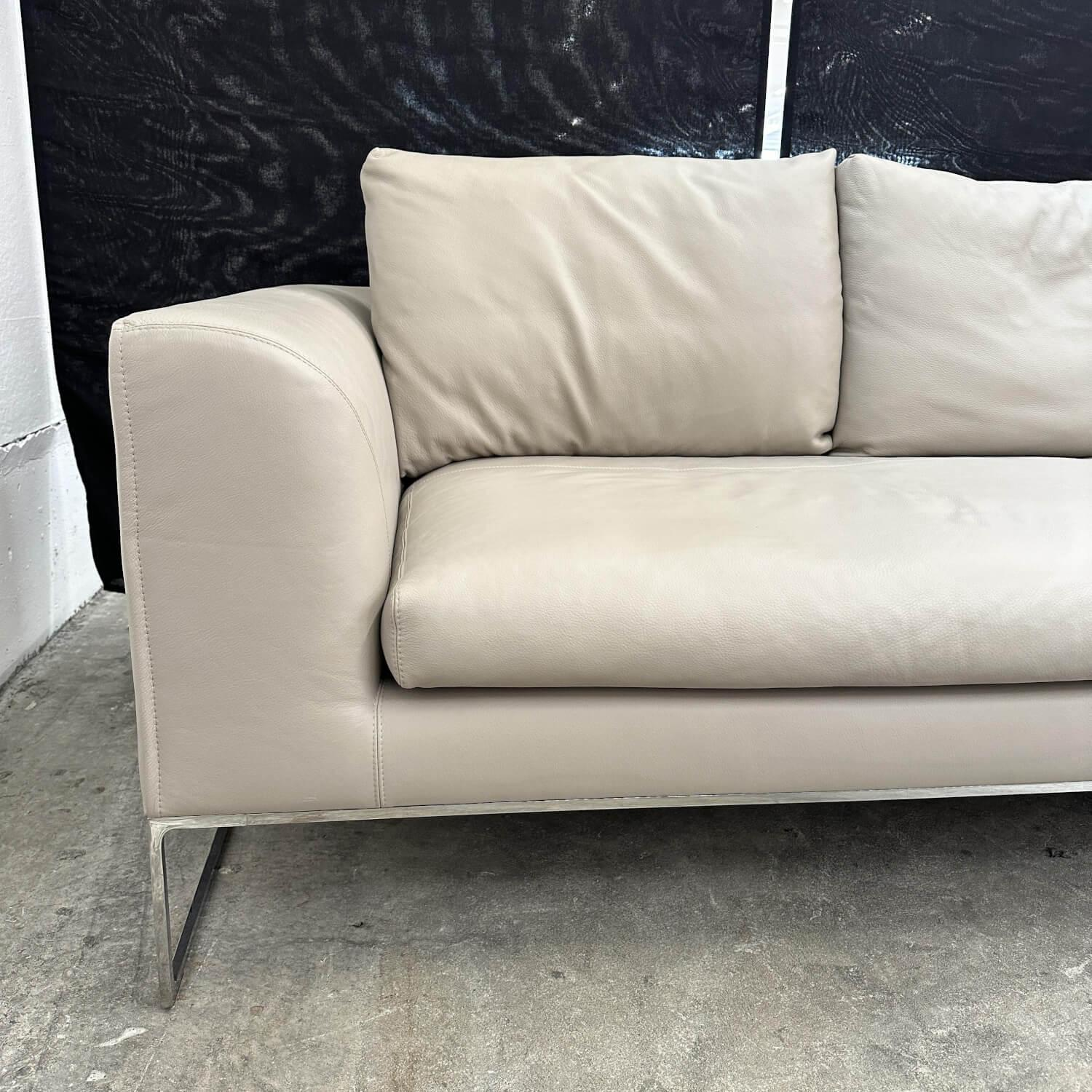 COR - Sofa Mell Lounge 48322 Leder 242 Taupe Fußrahmen Verchromt Mit Filzgleitern Inklusive 3 Rückenkissen Mit Rollen 28020 - 4