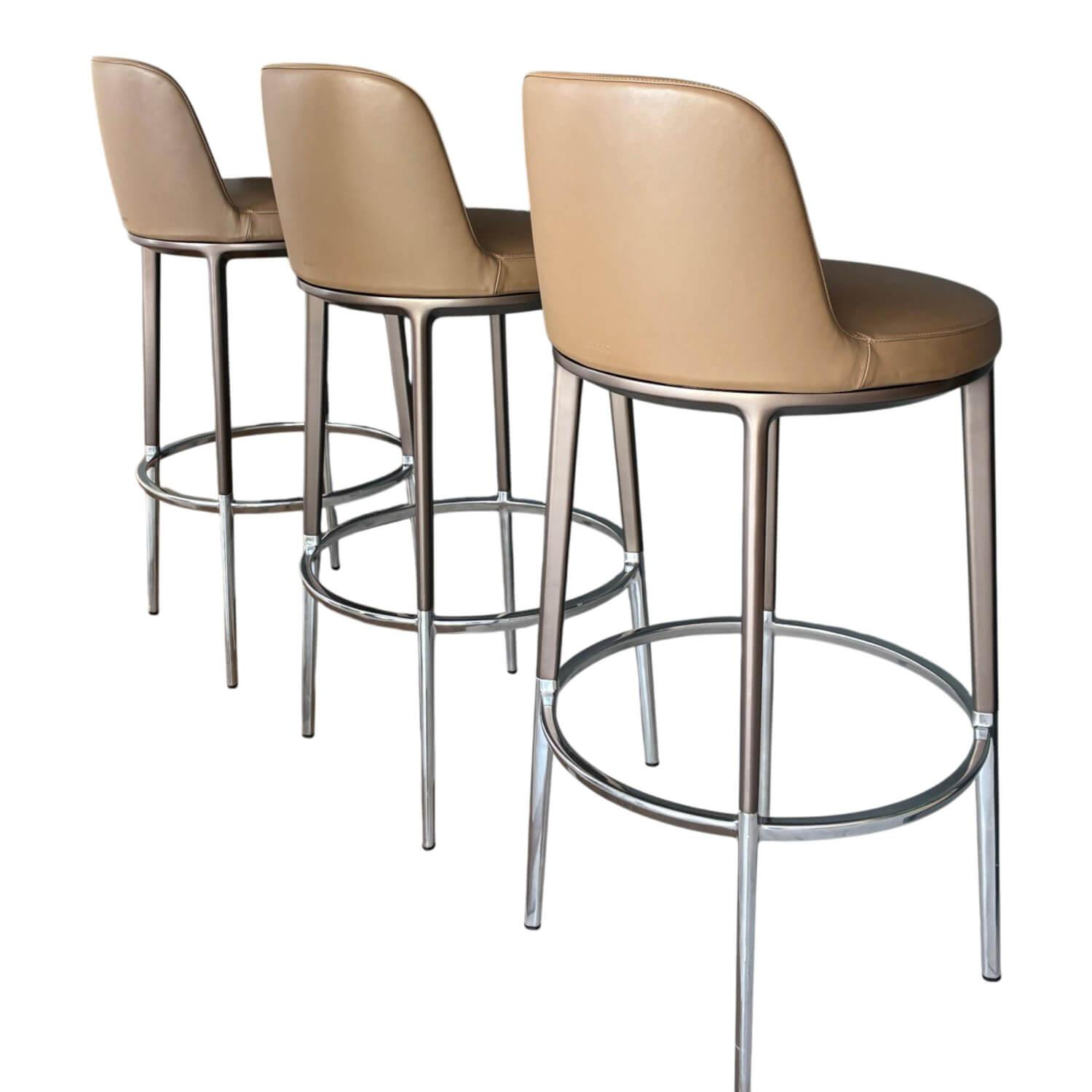 Maxalto - 3er-Set Barhocker Caratos Leder Gamma 280 Tortora Gestell Oben Bernsteinfarben Lackiert Unten Aluminium Glanzpoliert Drehbar - 1