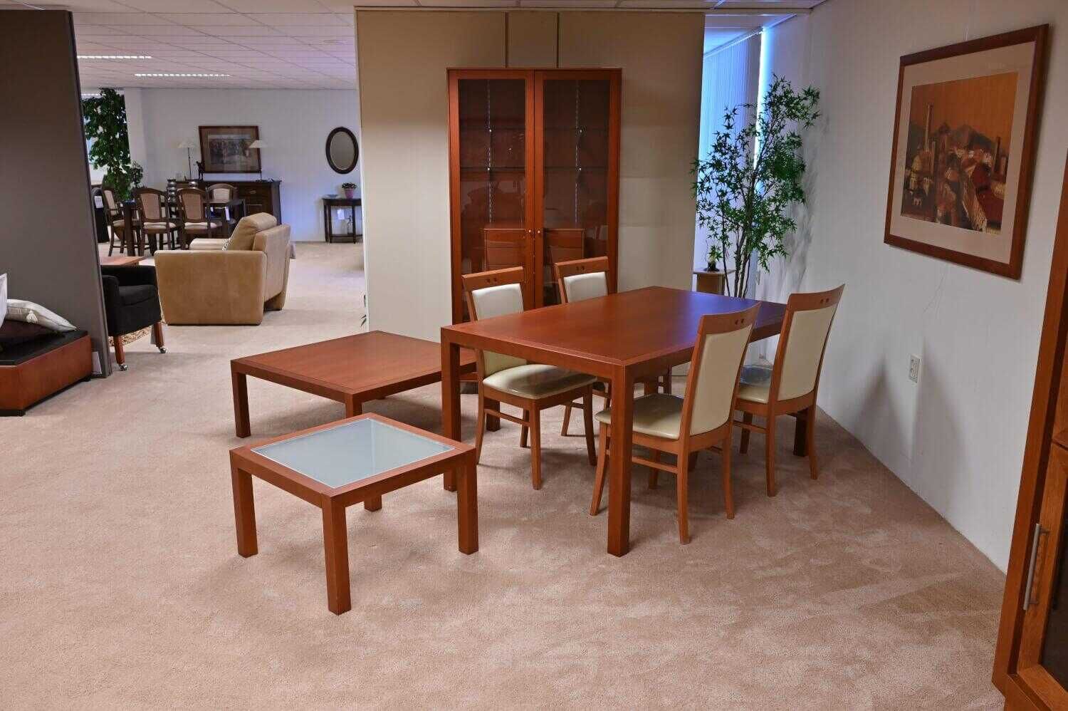 Wohnzimmergruppe Ariana Vitrine 3 Tische mit 4 Stühlen
