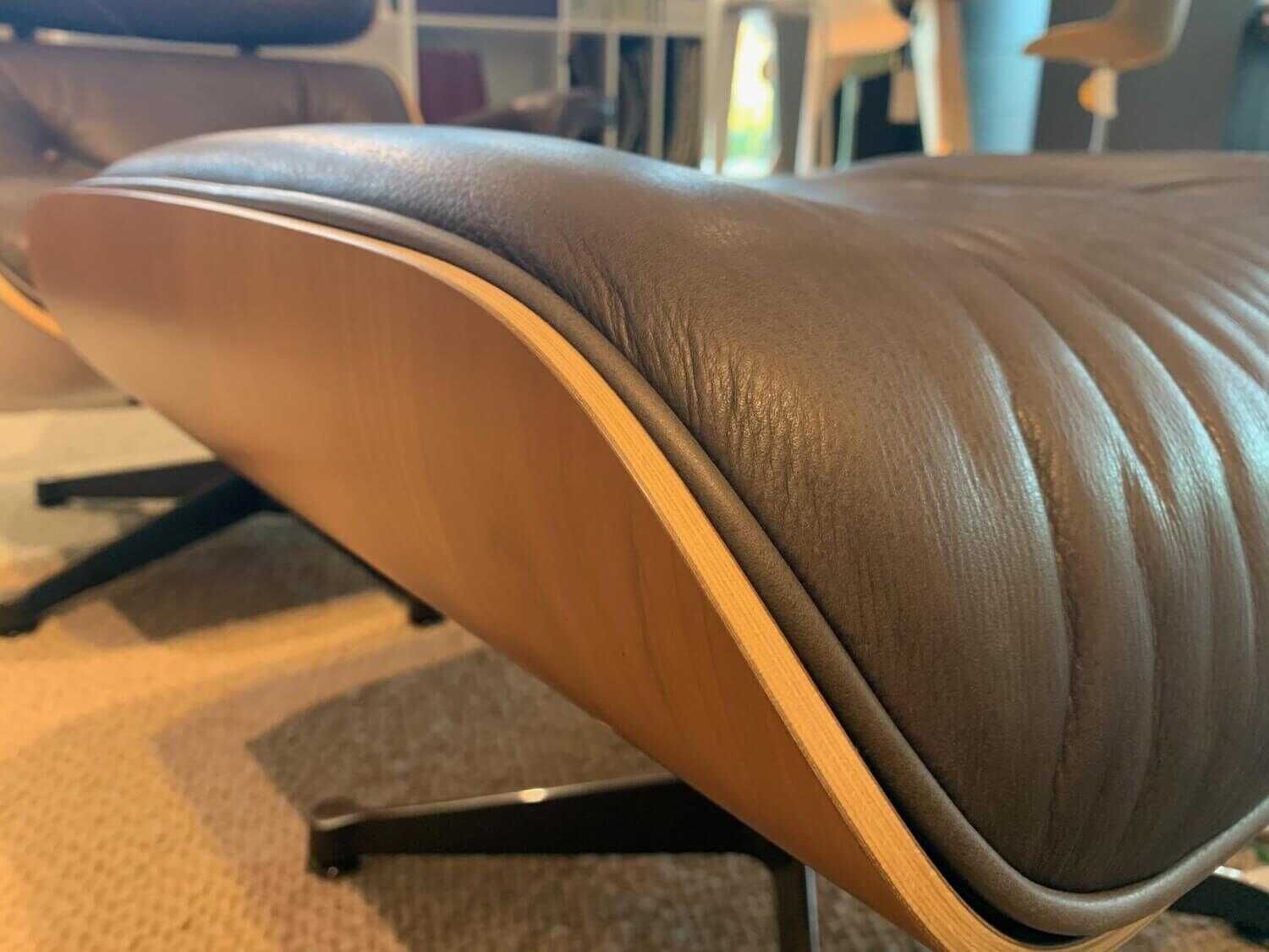 Vitra - Lounge Chair Leather Natural Chocolate 68 American Walnut New dimensions with Ottoman - 2