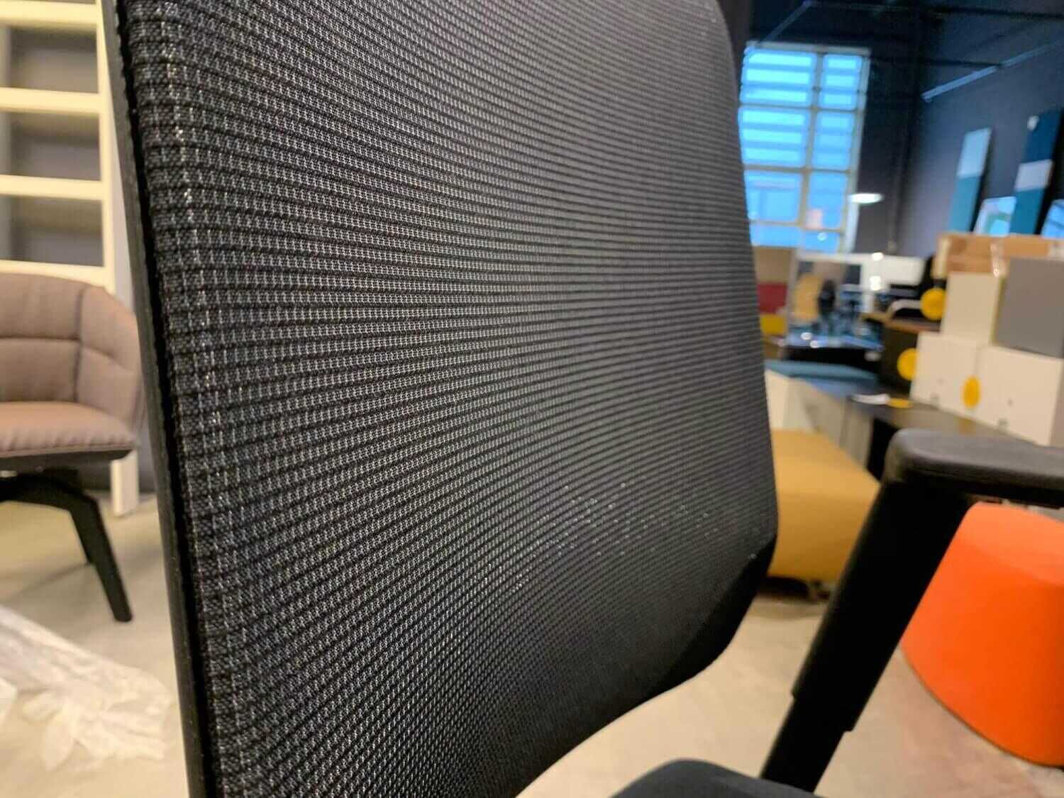 Drehstuhl AM Chair Netzrücken Plano Nero Gestell Kunststoff Tiefschwarz mit 3D-Armlehnen