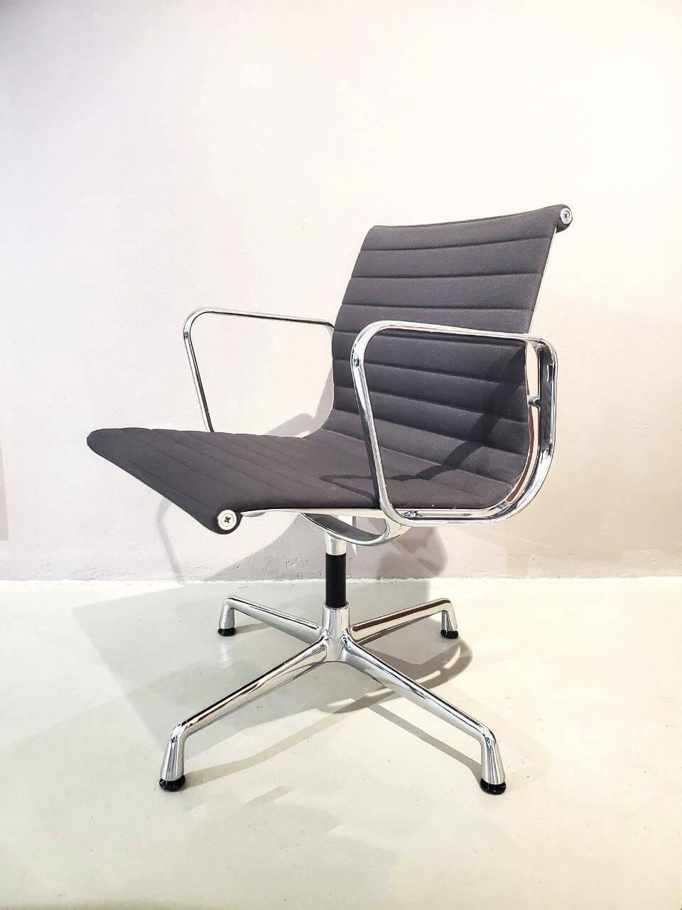 Stuhl Aluminium Chair EA 108 Stoff Schwarz Gestell Aluminium poliert