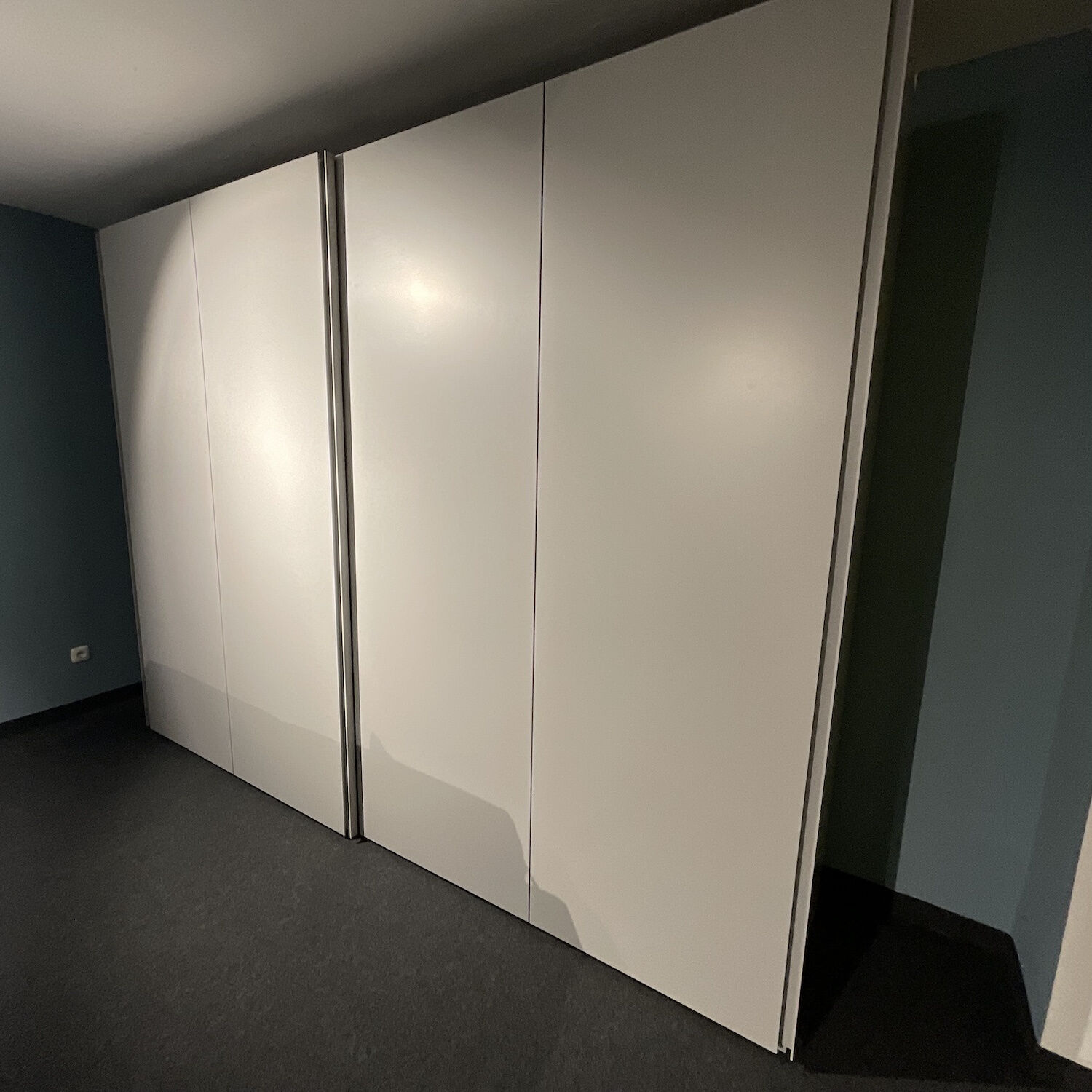 Kettnaker - Kleiderschrank Grip Lack Matt Lichtgrau Innen Eiche Melamin Anthrazit - 3