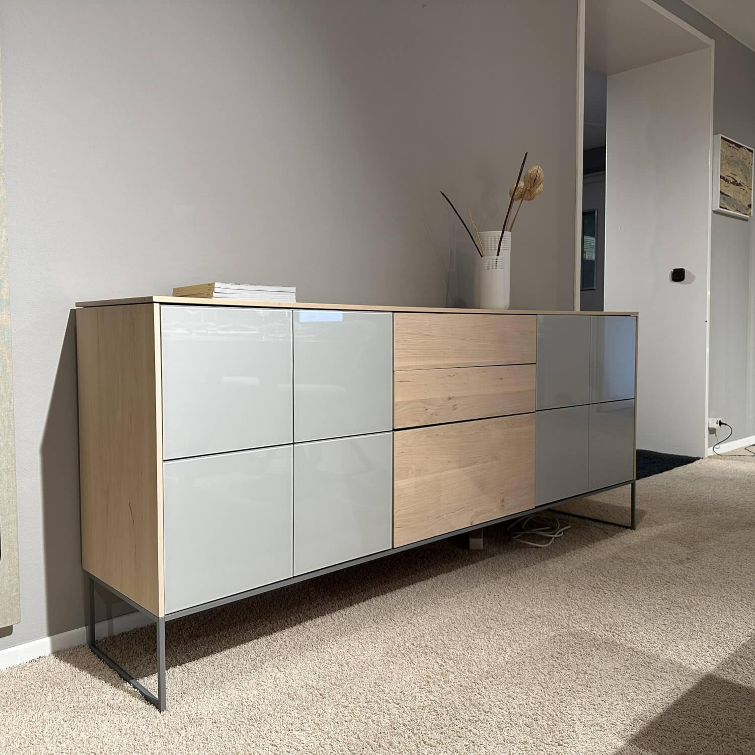 Team 7 - Anrichte Filigno AFG 24 819 4 Erle Massiv Weißöl Front Farbglas Hellgrau Grau Kufe Steingrau Pulverbeschichtet - 6