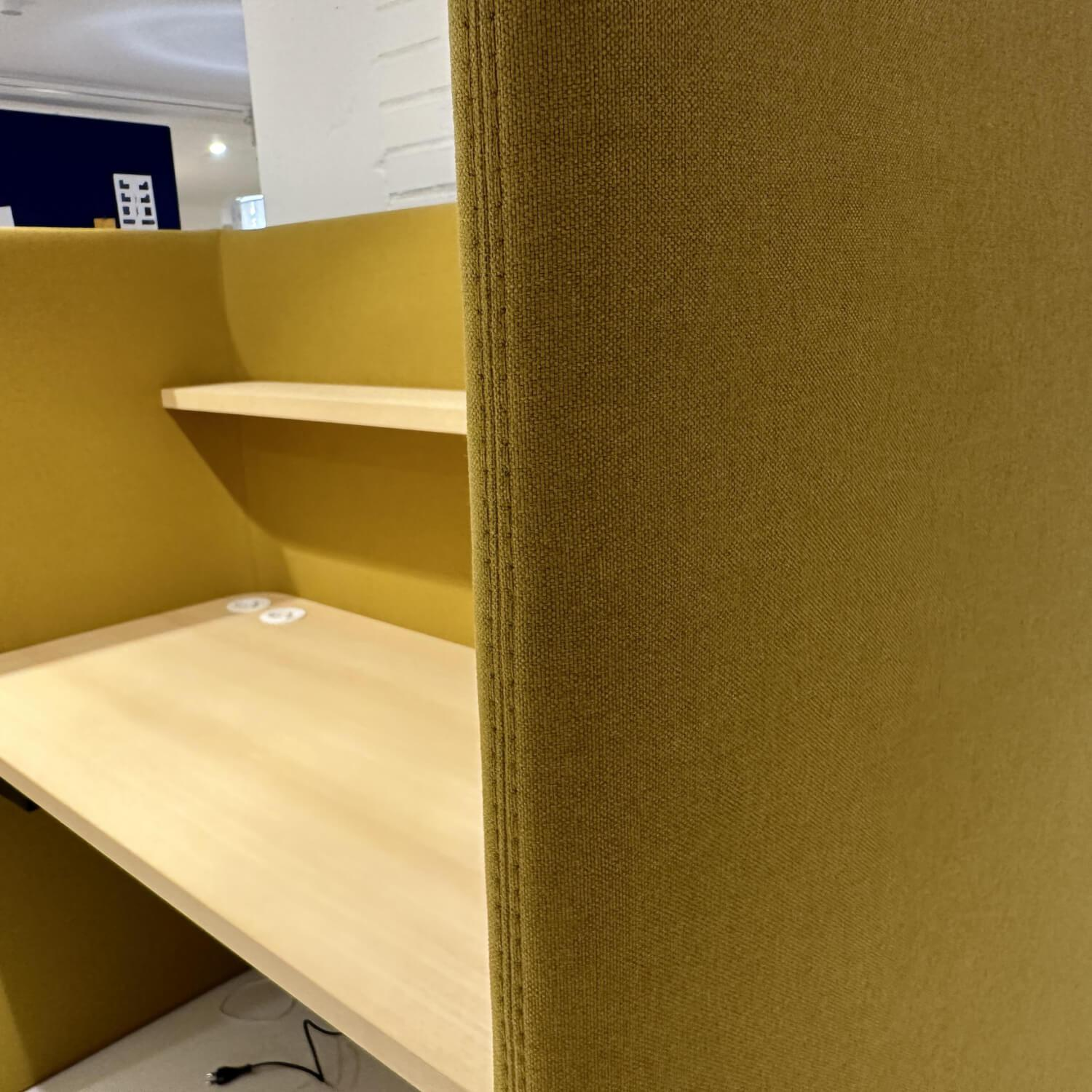 Schreibtisch Floater Tischplatte Furnier Esche Natur Geölt Sichtschutz Stoff Gelb