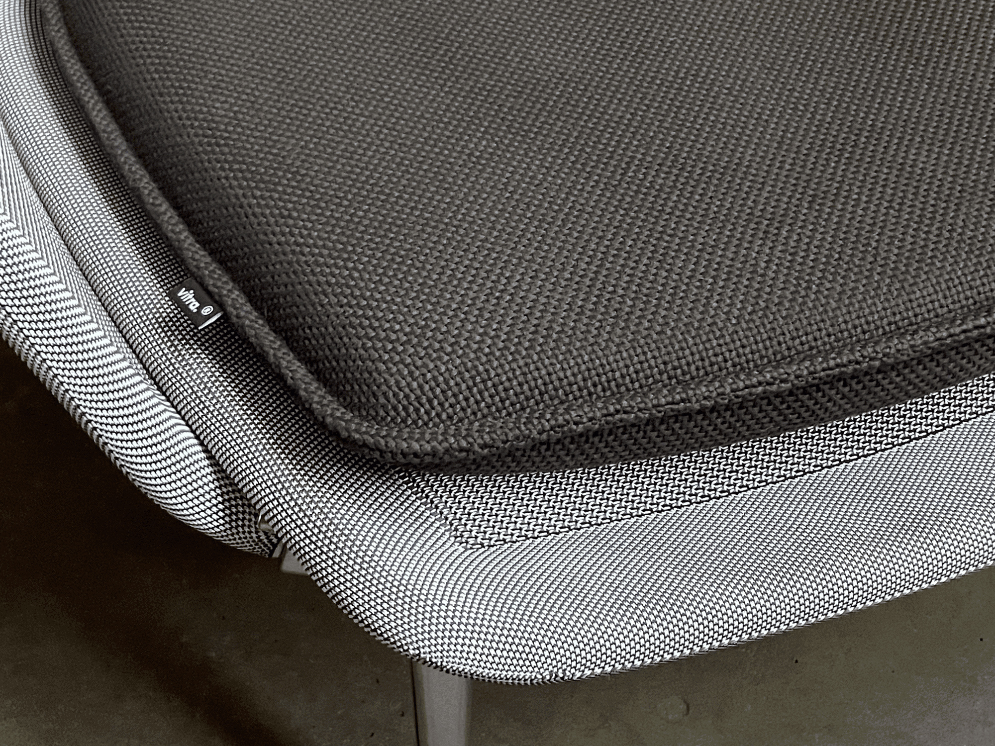 Sessel Slow Chair Bezug Tricot Braun Crème Gestell Aluminium Poliert
