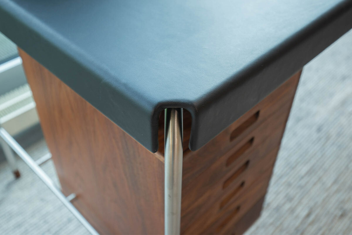 Carl Hansen & Søn - Schreibtisch AJ52 Platte Leder Freja 2002 Schwarz Holz Walnuss Geölt Gestell Edelstahl Inklusive Schreibtischleuchte - 7