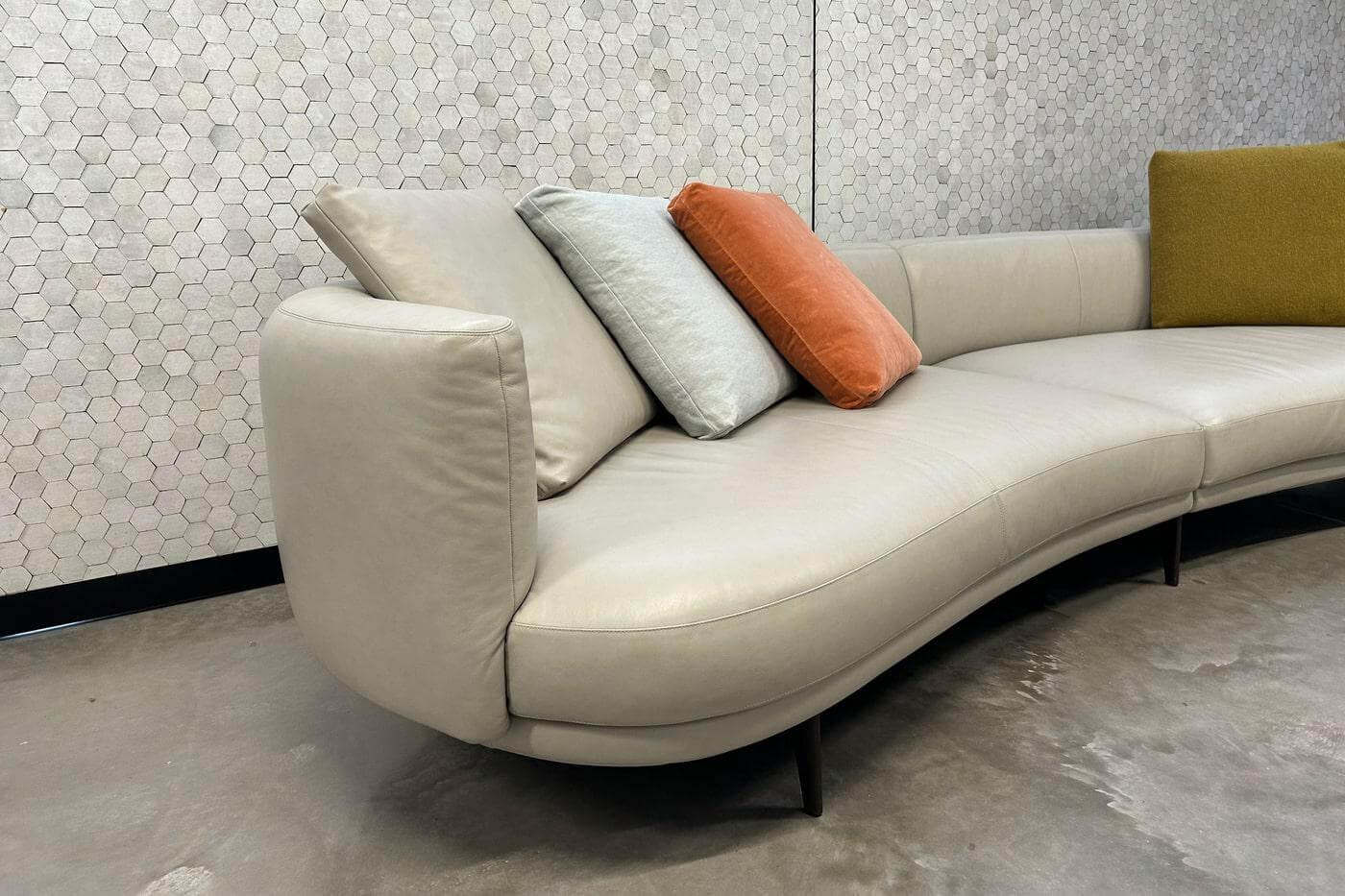 Walter Knoll - Sofa Maaru 850 Leder Elen 1218 Cosy Grey Beige Gestell Bronze Schwarz Matt Pulverbeschichtet Mit 5 Kissen - 10