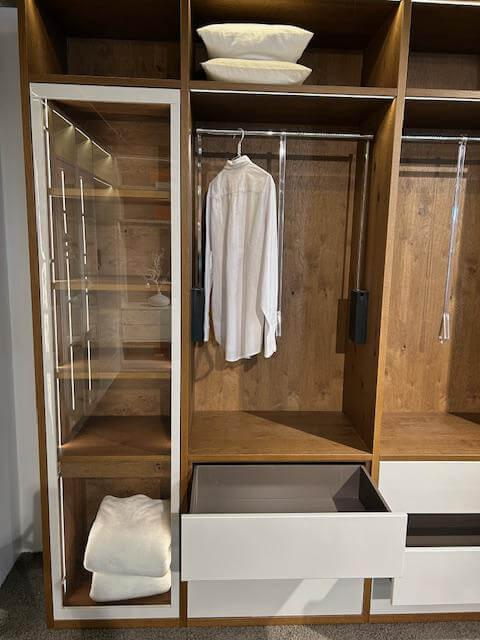 Rietberger Möbelwerke - Kleiderschrank Silea Korpus Asteiche Bourbon Furniert Front Und Rahmen Brillantgrau Matt - 2