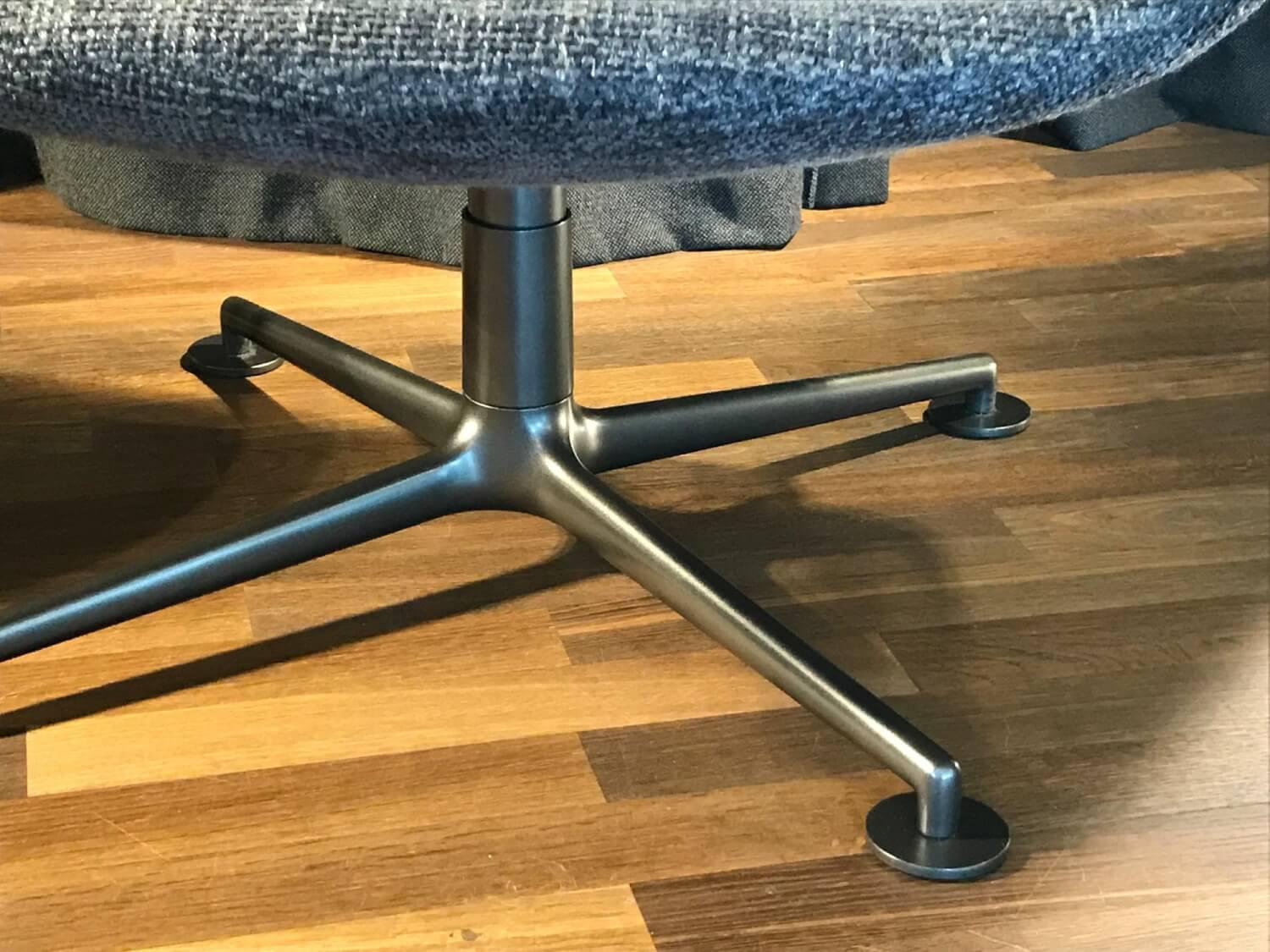 Knoll International - 2er-Set Loungesessel KN01 Bezug Stoff Hermoso Dark Grey Drehgestell Aluminium Anthrazit - 2
