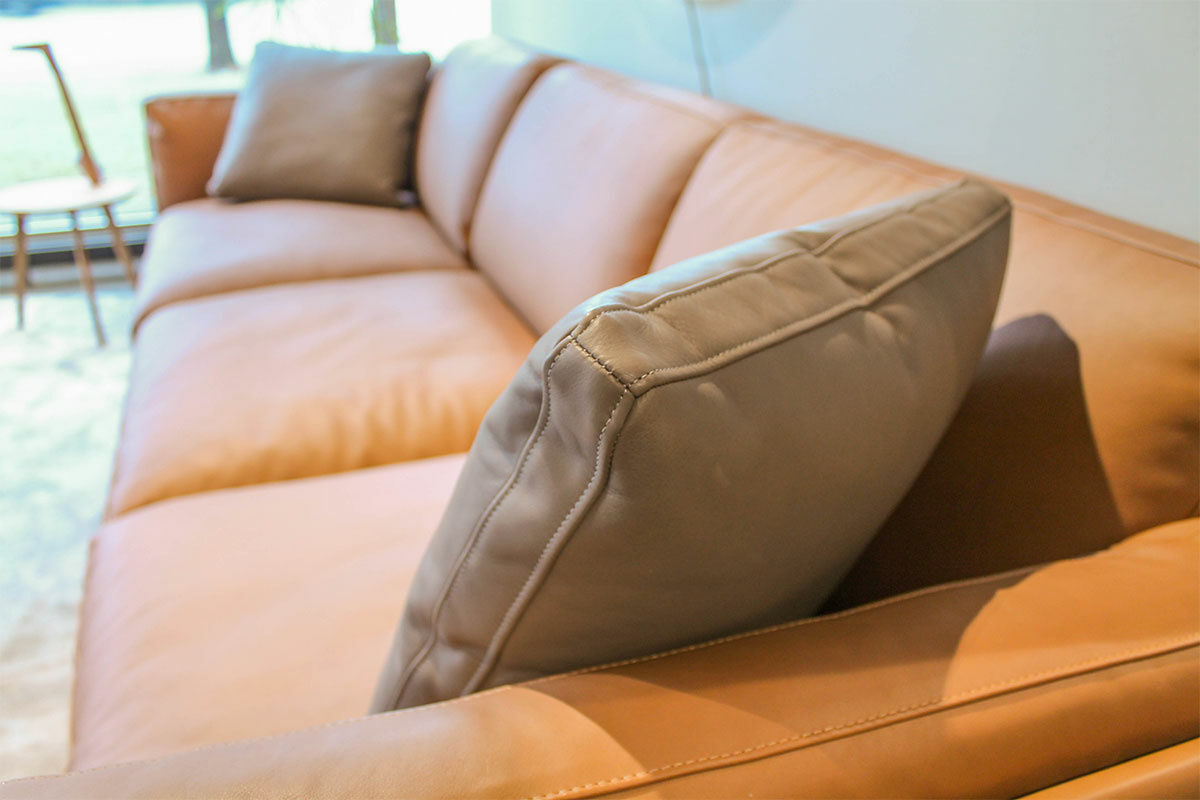 Cassina - Sofa 8 Leder ZZ Tabacco Cognacbraun Gestell PGT Anthrazit mit 2 Daunenkissen - 5