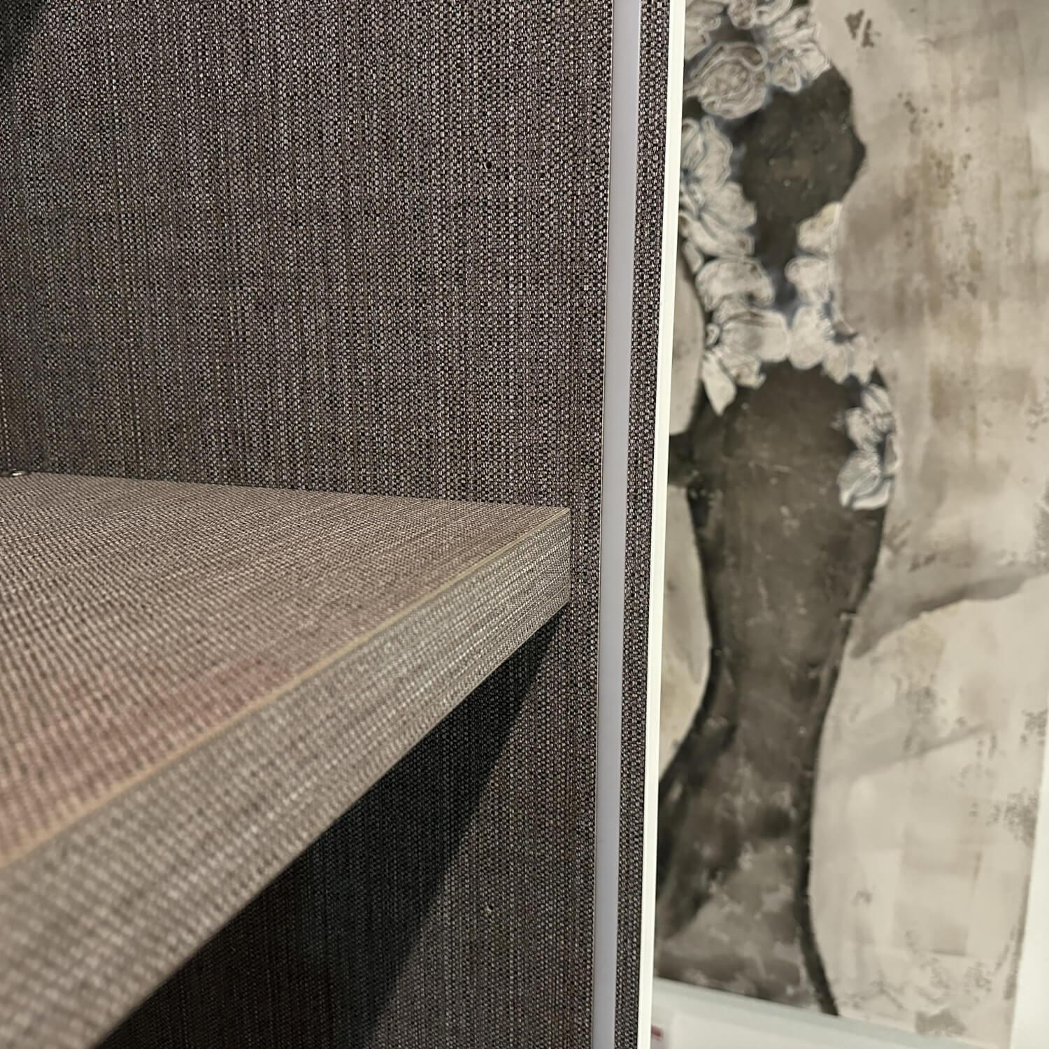 Tomasella - Schiebetürenschrank Contur Loretta Tür Ahtena OC 121 Bianco Gesso Weiß OC 130 Grigio Piacenza Grau Innen Alpaca Grau - 2