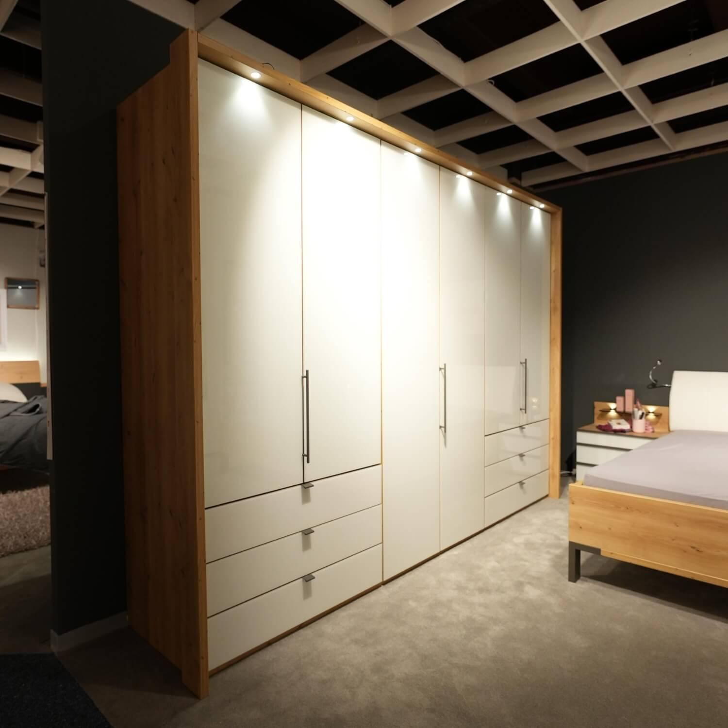 Wiemann - Schlafzimmer Loft Nachbildung Eiche Bianco Glas Weiß Absetzung Schiefer Mit LED Beleuchtung Bett Ohne Matratze Ohne Lattenrost - 10