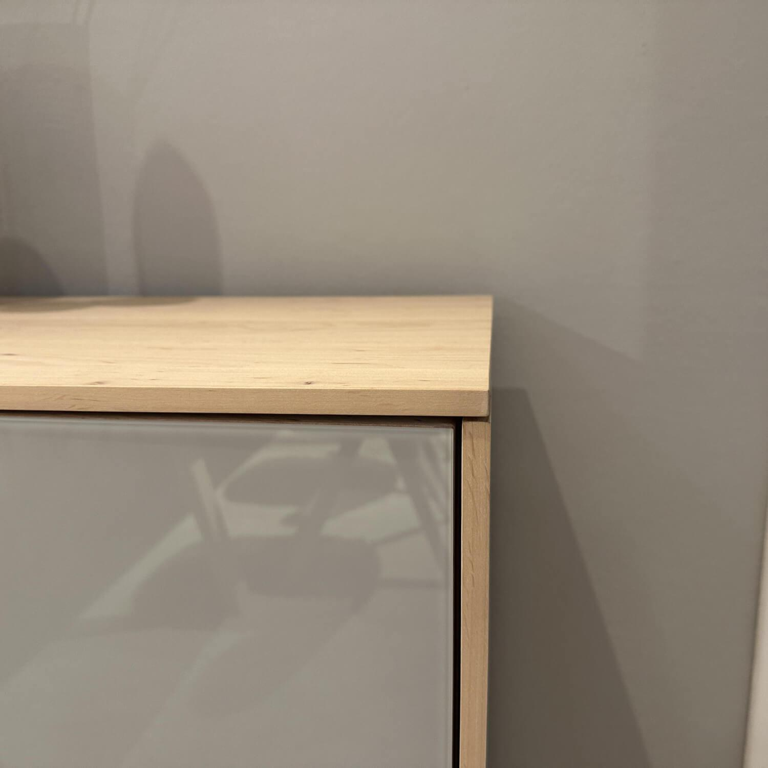 Team 7 - Anrichte Filigno AFG 24 819 4 Erle Massiv Weißöl Front Farbglas Hellgrau Grau Kufe Steingrau Pulverbeschichtet - 2