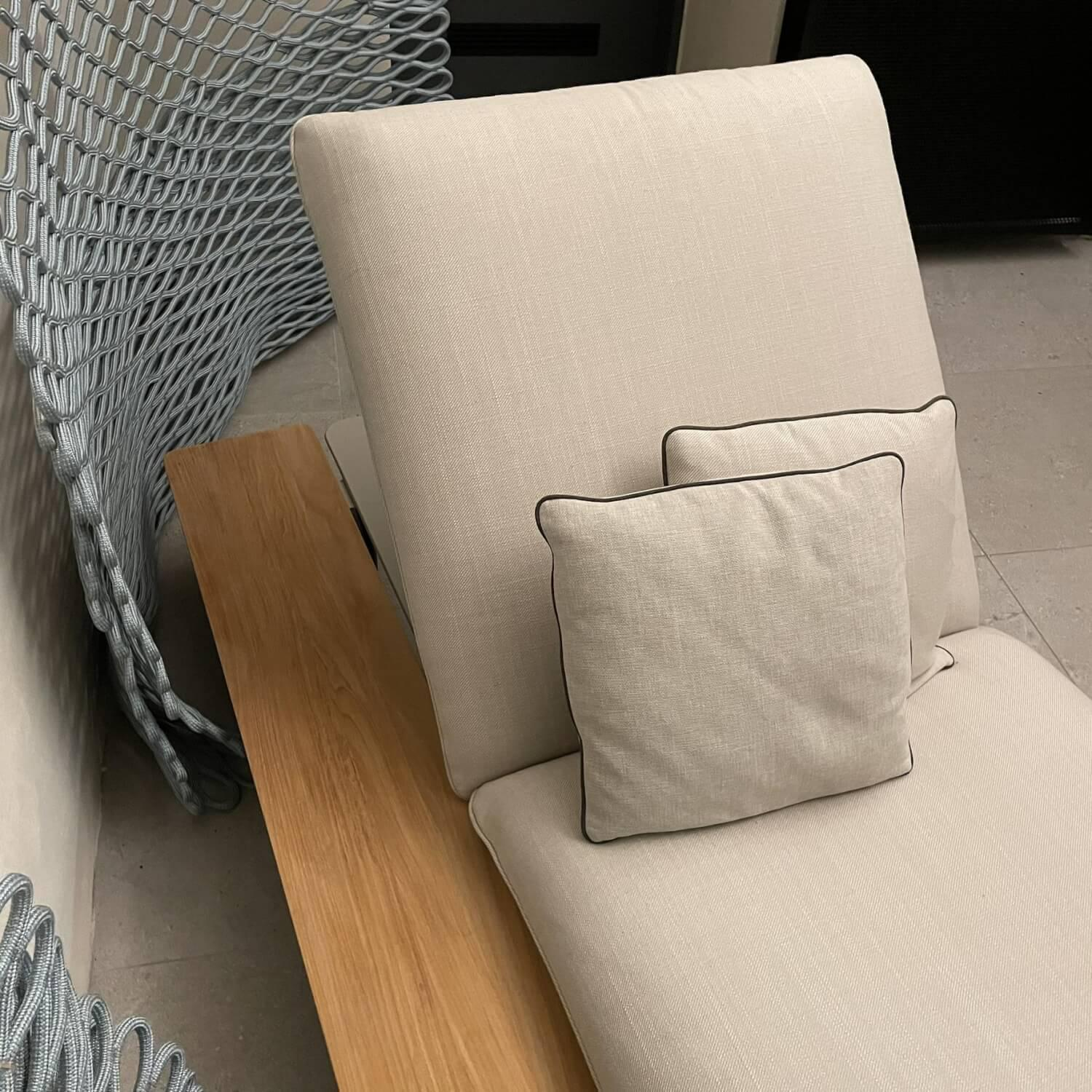 Tribù - Liege Senja Lounger Bezug Stoff Linen Beige Crème Gestell Aluminium Mit Tischplatte Teak - 4