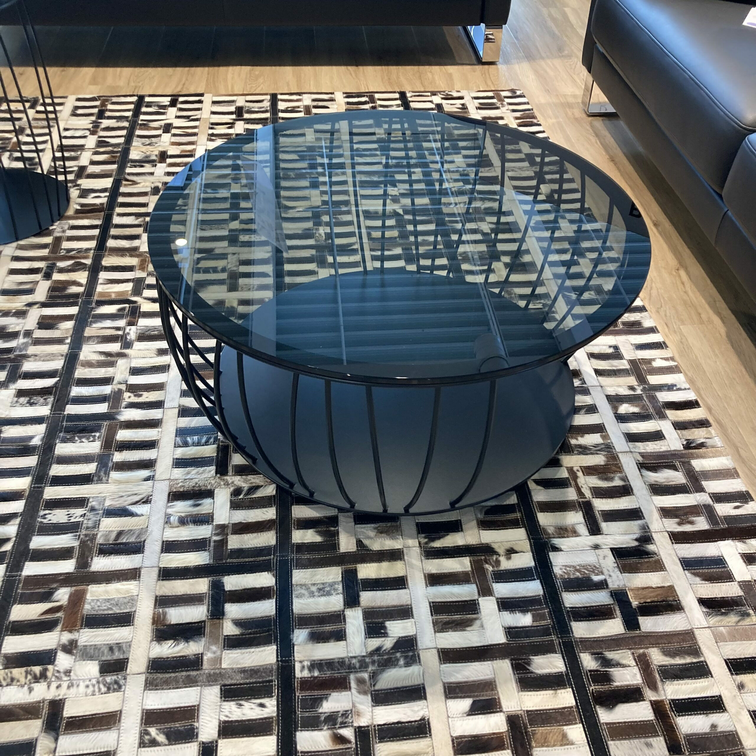 Ronald Schmitt Design - Couchtisch Anneli Tischplatte Parsolglas Grau Bodenplatte Stahl Schwarz Stäbe Stahl Schwarz - 5