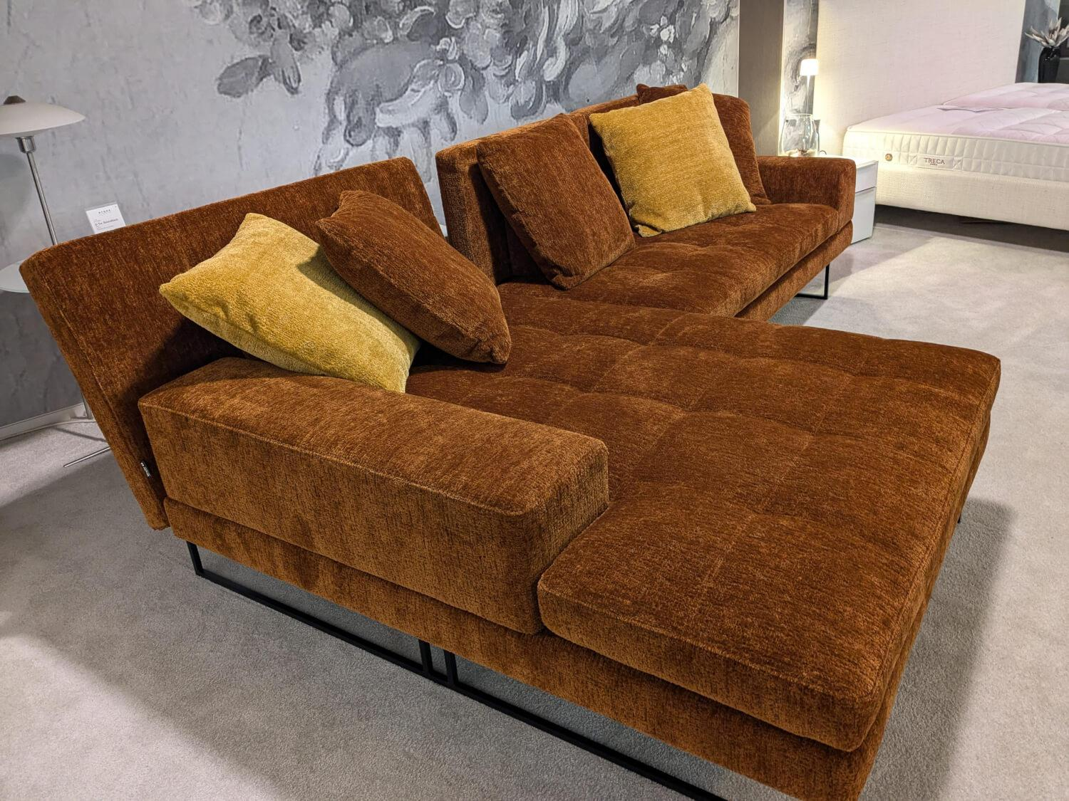 Brühl - Ecksofa Amber Stoff 44 0050 Orange Füße Verchromt mit 5 Kissen - 5