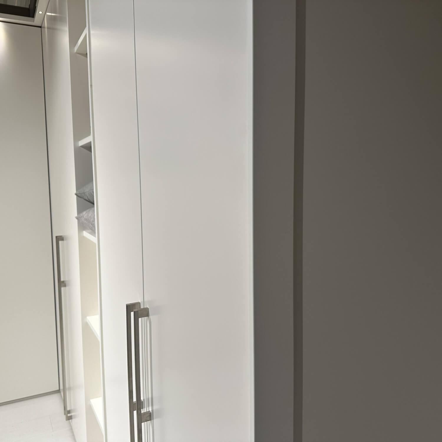 Loddenkemper - Kleiderschrank Maxx 200 Lack Weiß Matt Griffe Edelstahloptik Mit LED-Einbauspots - 4