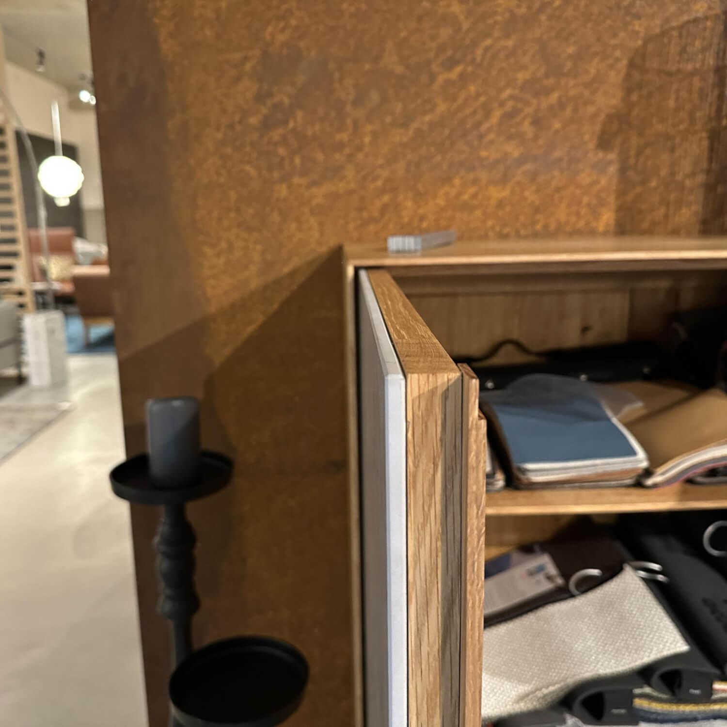 Scholtissek - Schrank Kera Front Keramik Beton Silk Grau Korpus Knorrige Eiche Natur Geölt Gestell Metall Schwarz Lackiert - 4
