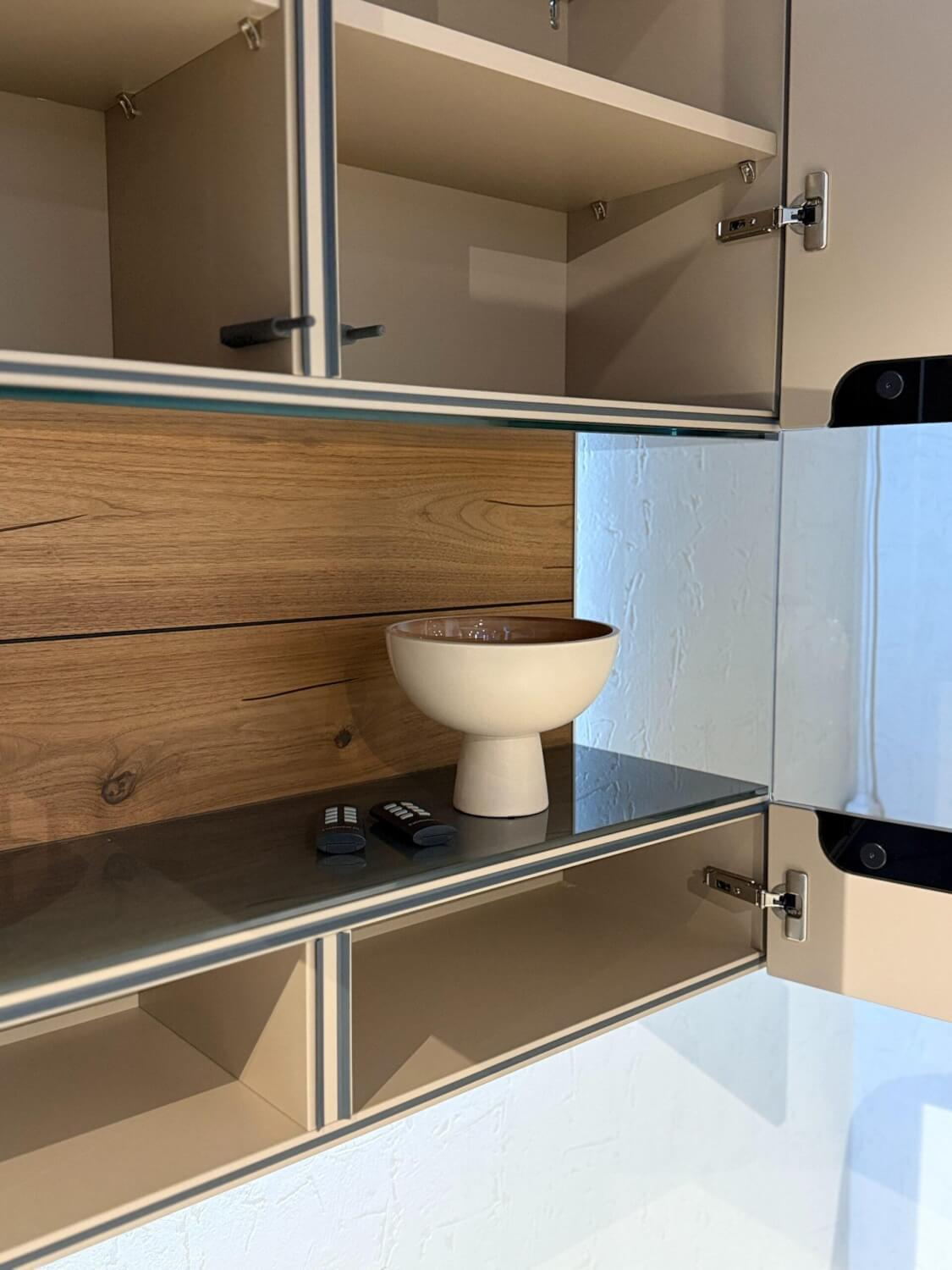 Hülsta - Hängevitrine Gentis Holz Lack Kernnussbaum mit zwei verglasten Türen - 4