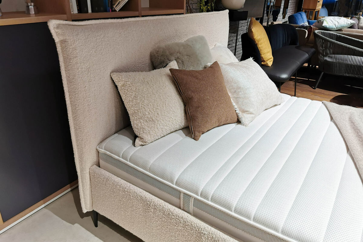 Signet - Polsterbett Soraya Stoff Locarno Creme Füße Aluminium Pulverbeschichtet Schwarz mit Lattenrahmen - 7