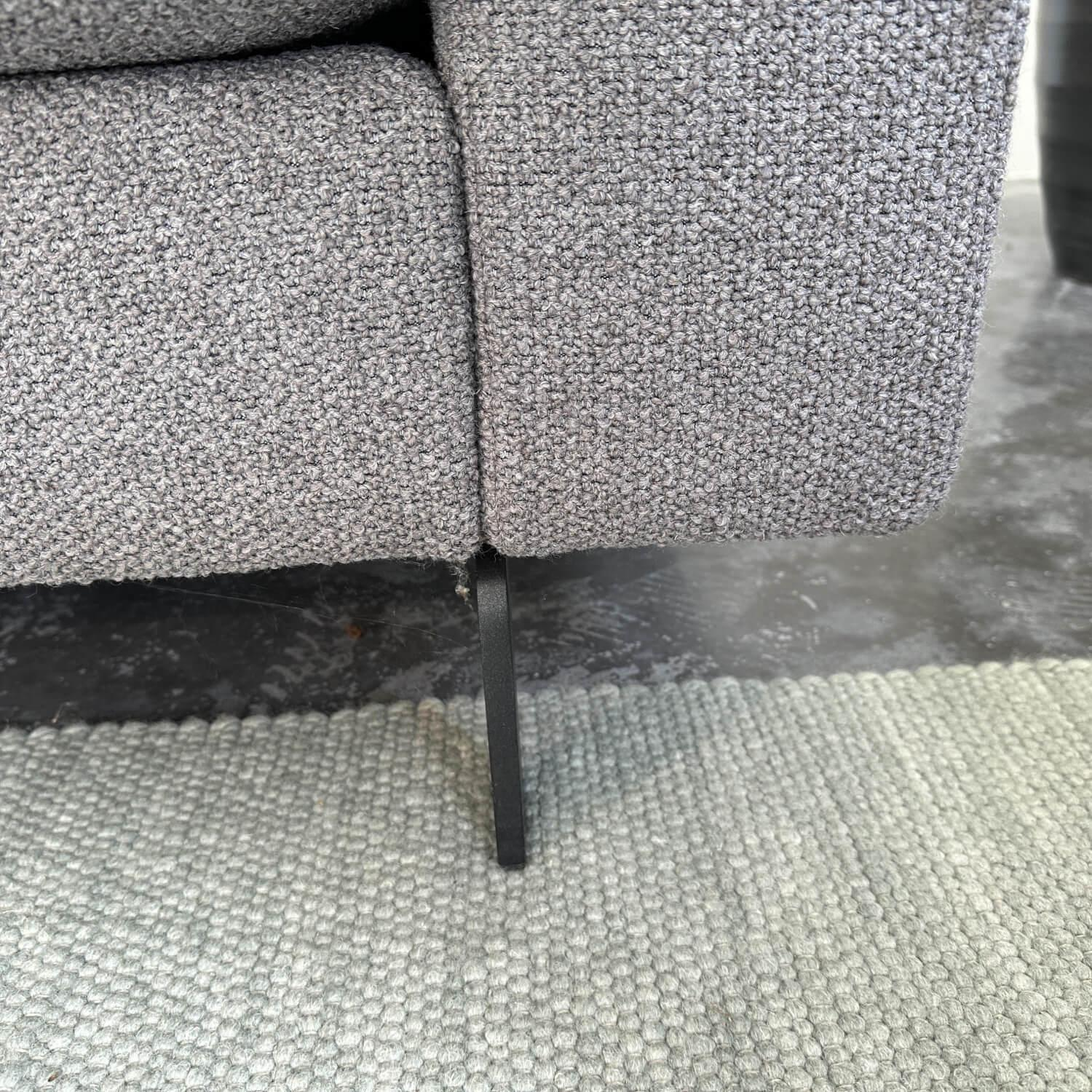 COR - Ecksofa Conseta Stoff 8211 Warmgrau Schmalfuß Schwarz Feinstruktur Inklusive 2 Kuschelkissen - 2