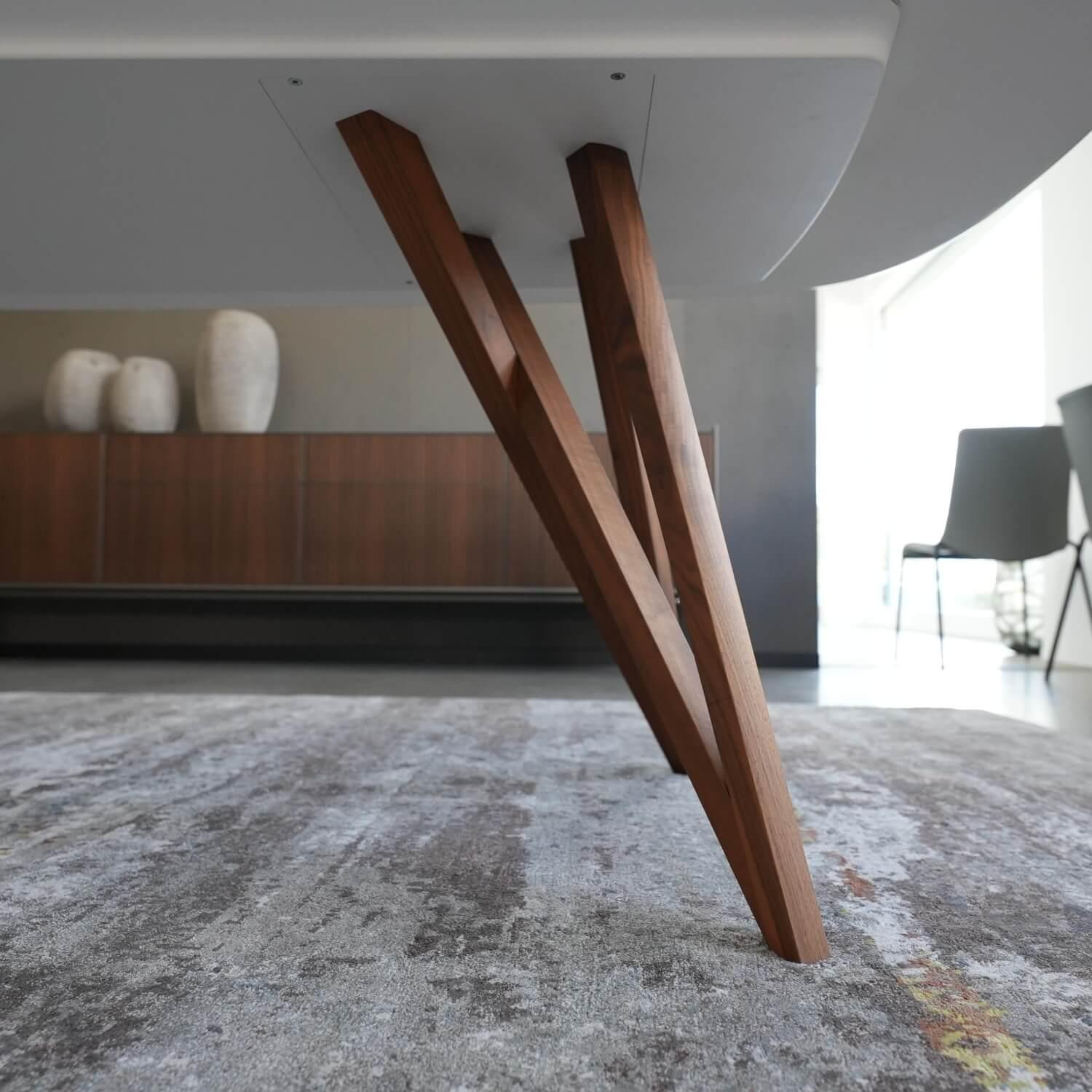 Walter Knoll - Tisch Seito Quarzstein Weiß Gestell Holz Nussbaum Mit Splitanteil Geölt Bootsförmig - 7