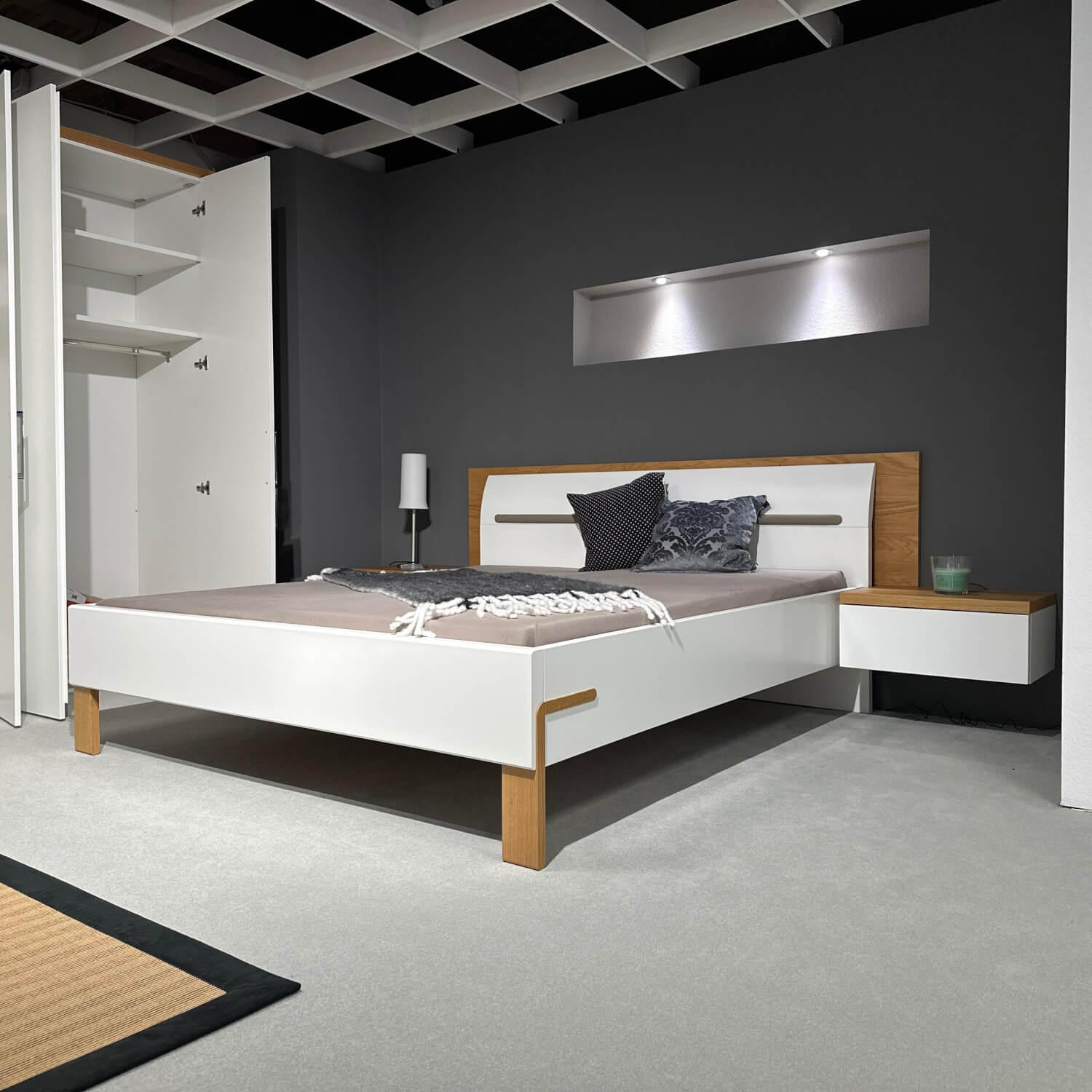 Hülsta - Schlafzimmer Dream Lack Reinweiss Akzent Natureiche Kunstleder Struktur Taupe Grau Griffe Chrom Glänzend - 5