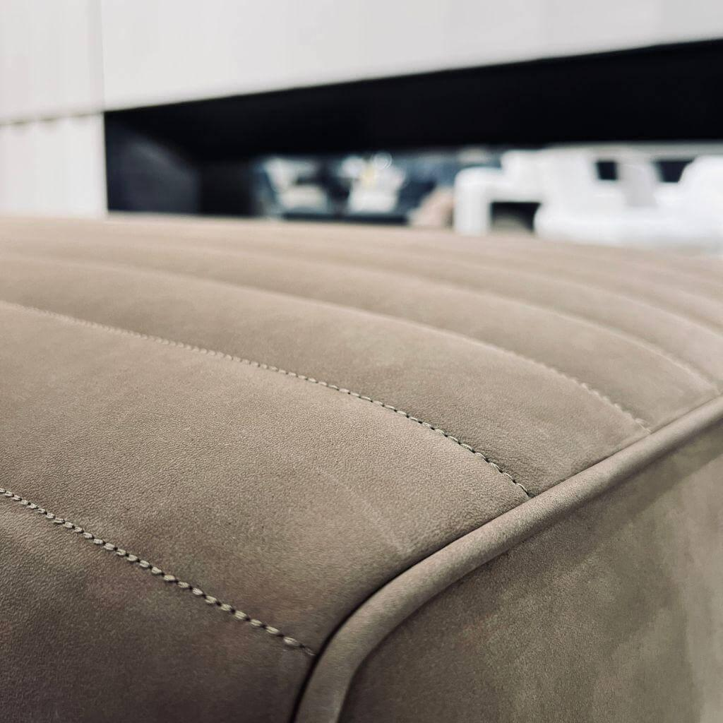 Minotti - Bank Roger Spring Leder Nabuk 24 Canapa Braun Beige Gestell Aluminium Black Coffee Schwarz Holz Palisander Santos Furniert - 2