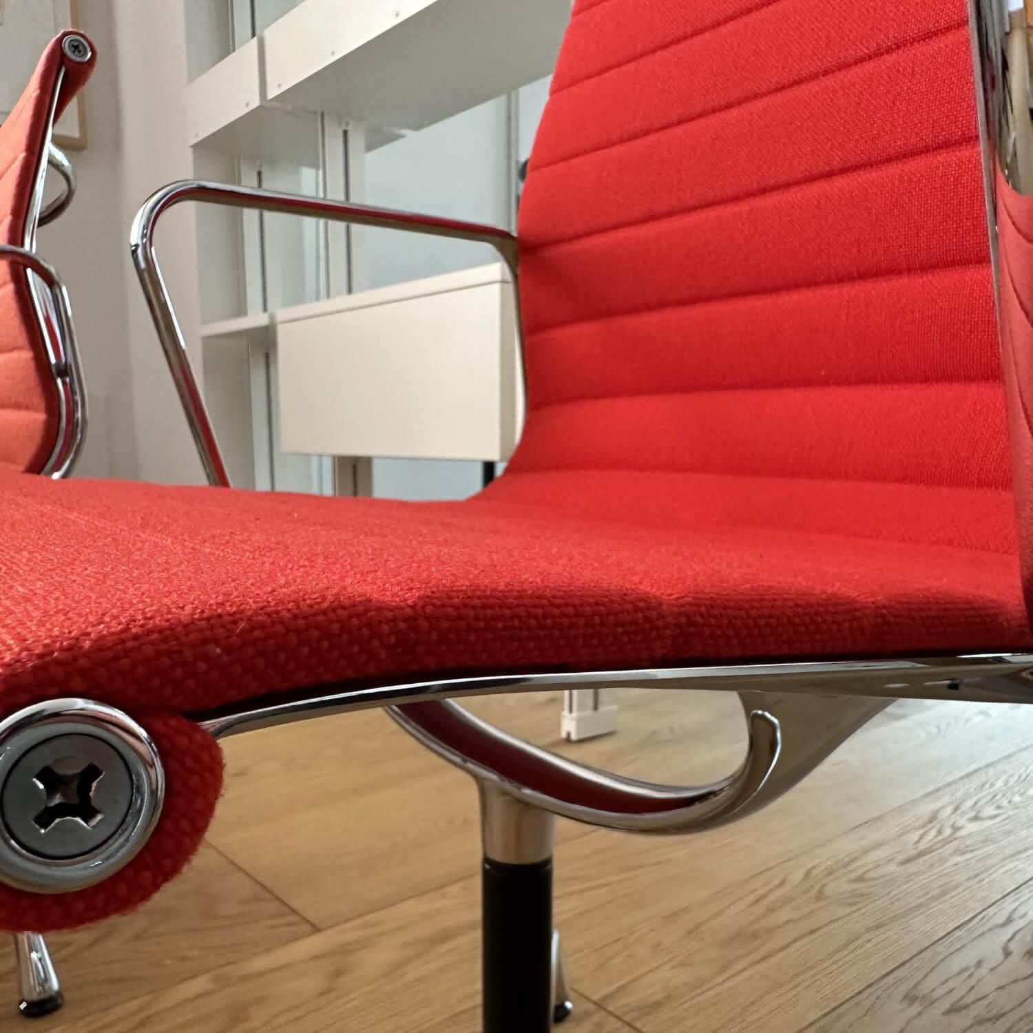 Vitra - Alu Chair EA 104 Mit Armlehnen Bezug Hopsak In Rot Poppyred 63 Drehgestell Verchromt - 4
