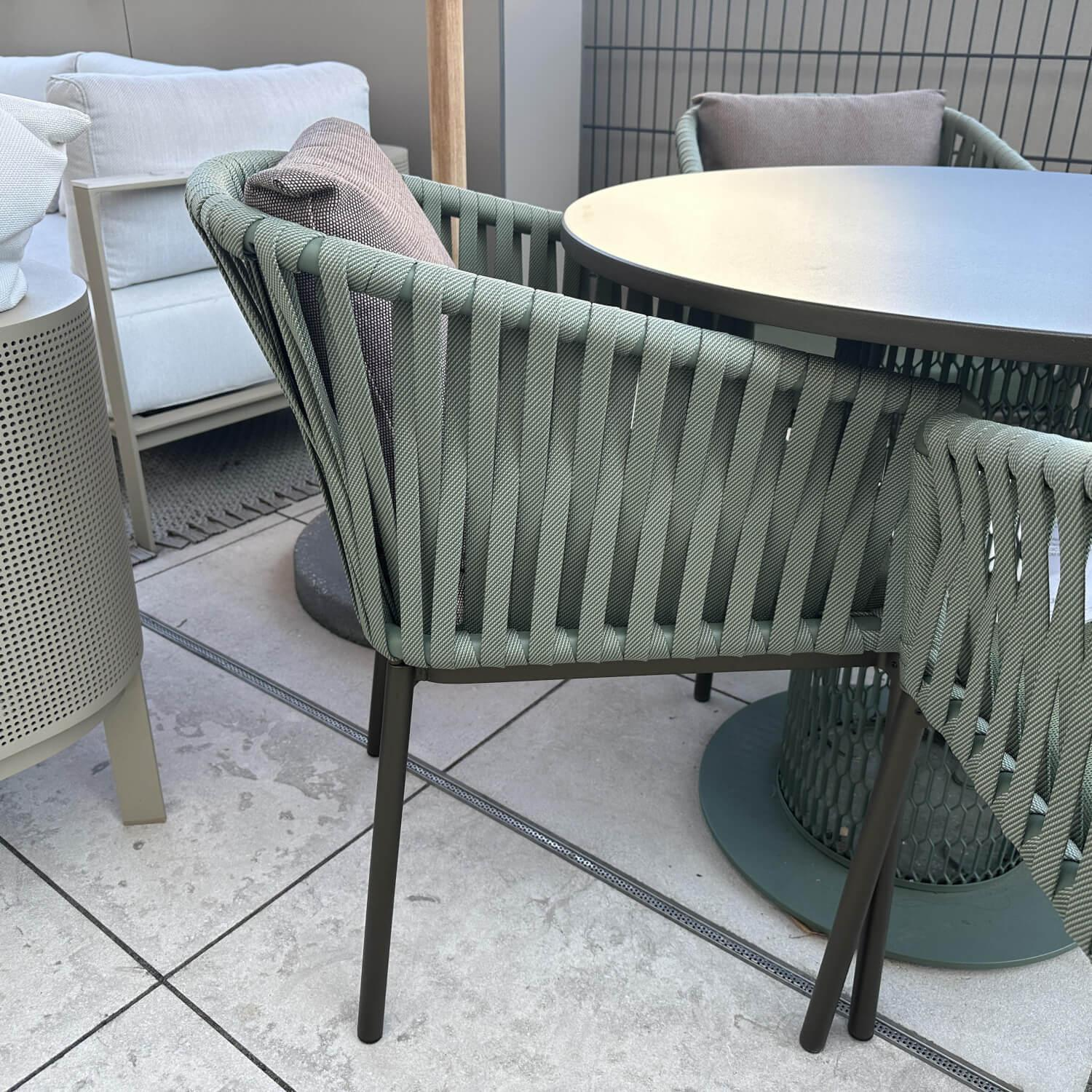 Kettal - Sitzgruppe Tisch Comedo Platte Aluminium Bronze Stuhl Bitta Bandgeflecht Bucket Rope Z21 Grün Gestell Aluminium Schwarz - 5