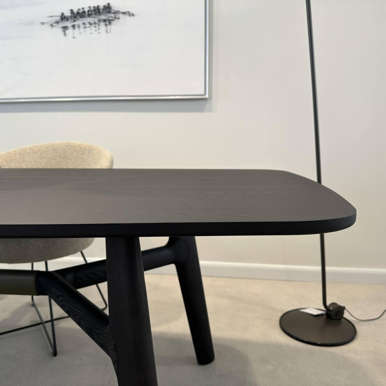 Poliform - Esstisch Curve Holz Ulme Schwarz mit Traverse in Kernleder Oliva - 15