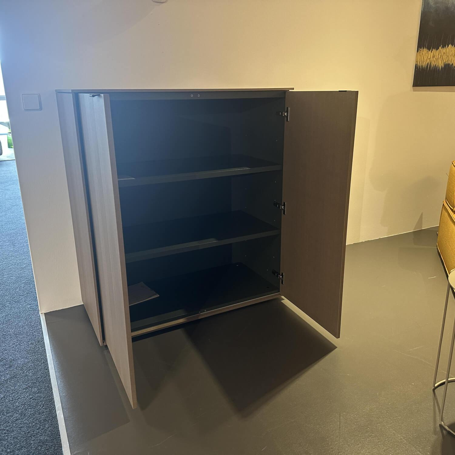 Interlübke - Kommode Cube Fine Esche Quarz Korpus Mattlack M81 Bahia Matt Grün Griff Leder Schwarz Mit Keder - 2