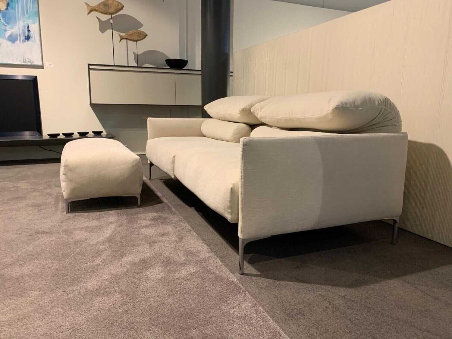 Sofa Avalanche Stoff Wollweiß 8141 Füße Aluminium Poliert mit Hocker und Ablagetisch