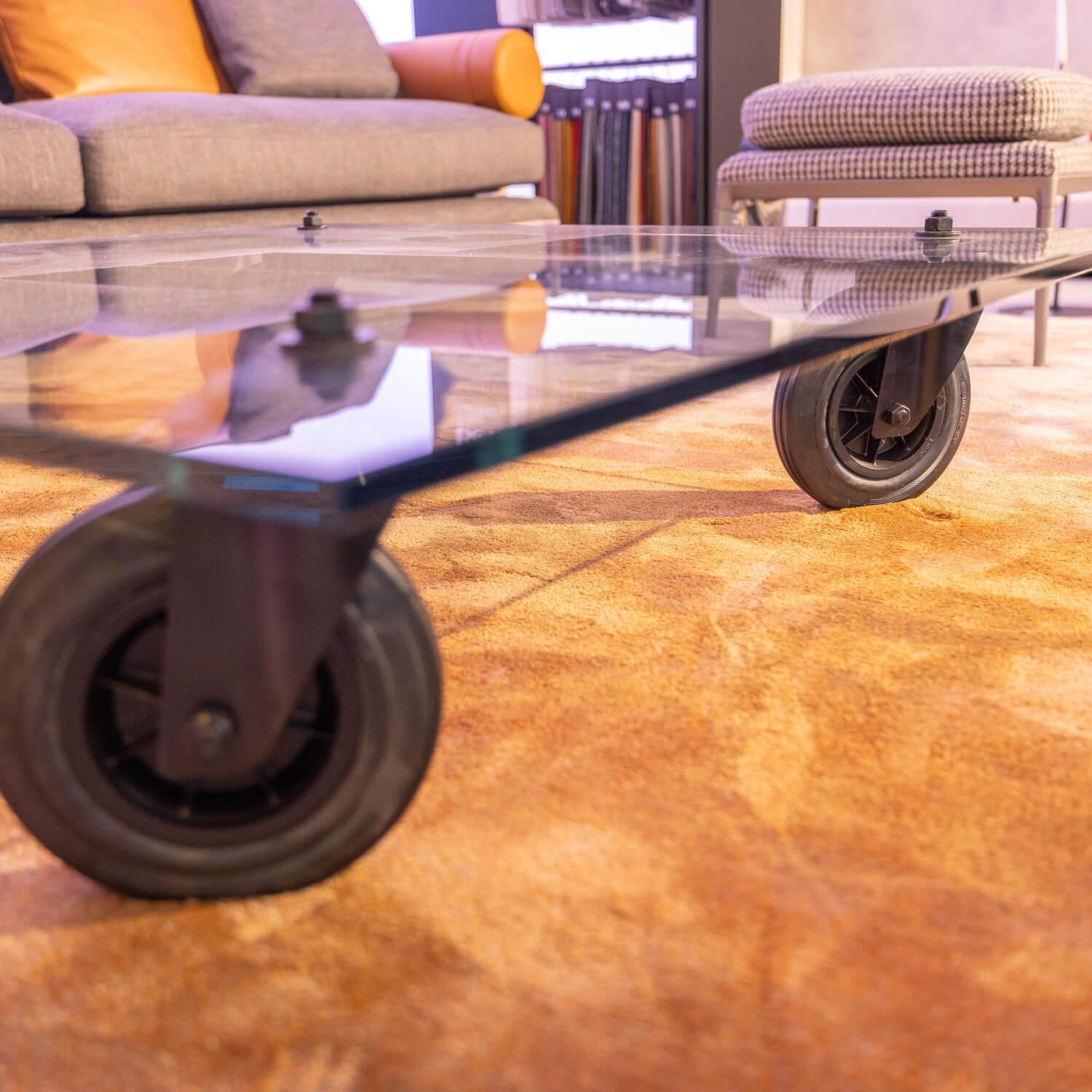 FontanaArte - Couchtisch Tavola con Ruota Grande, Design Gea Aulenti 1980, geschliffenes Glas 15 mm, Gestell Rollen schwarz - 5